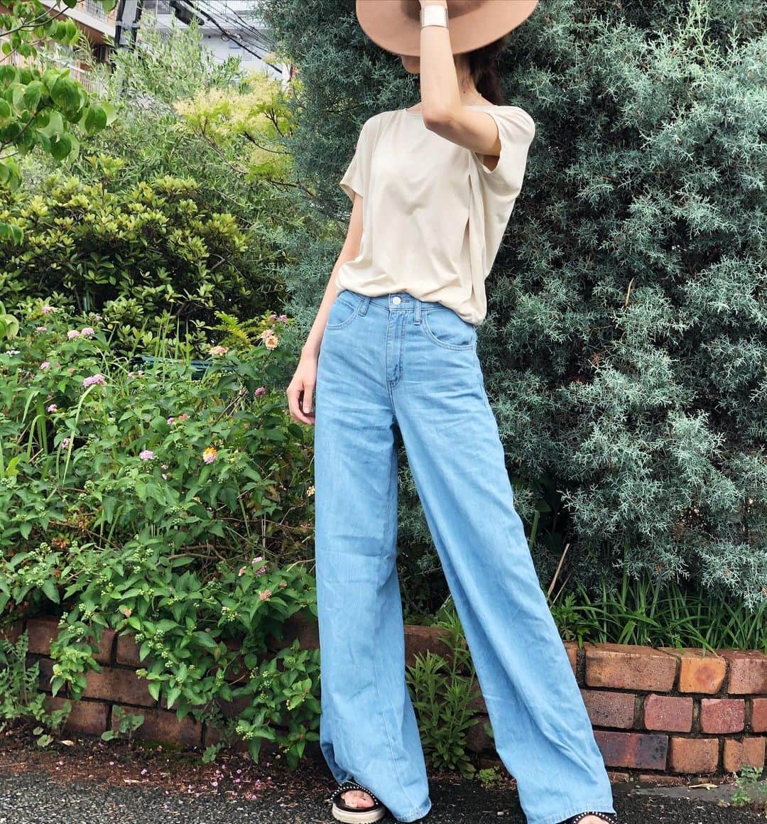 asuka0119のインスタグラム：「2020,6.28 . ずっと気になってた #uniqlo の#ハイライズスーパーワイドジーンズ  の丈長め 値下がりしてて買いました めちゃくちゃワイド♥️ . 綺麗めになれる#ドレープクルーネックt  もお気に入り(ت) .  tops.denim #uniqlo #ユニクロ  #ユニクロTシャツ部 #ユニT #uniqloginza2020SS #Tシャツコーデ #PR  #上下ユニクロ部  #高身長女子  #デニムコーデ #ユニデニ#uniqloコーデ  #着回しコーデ #アラフォーコーデ # #locari#ワイドパンツ」