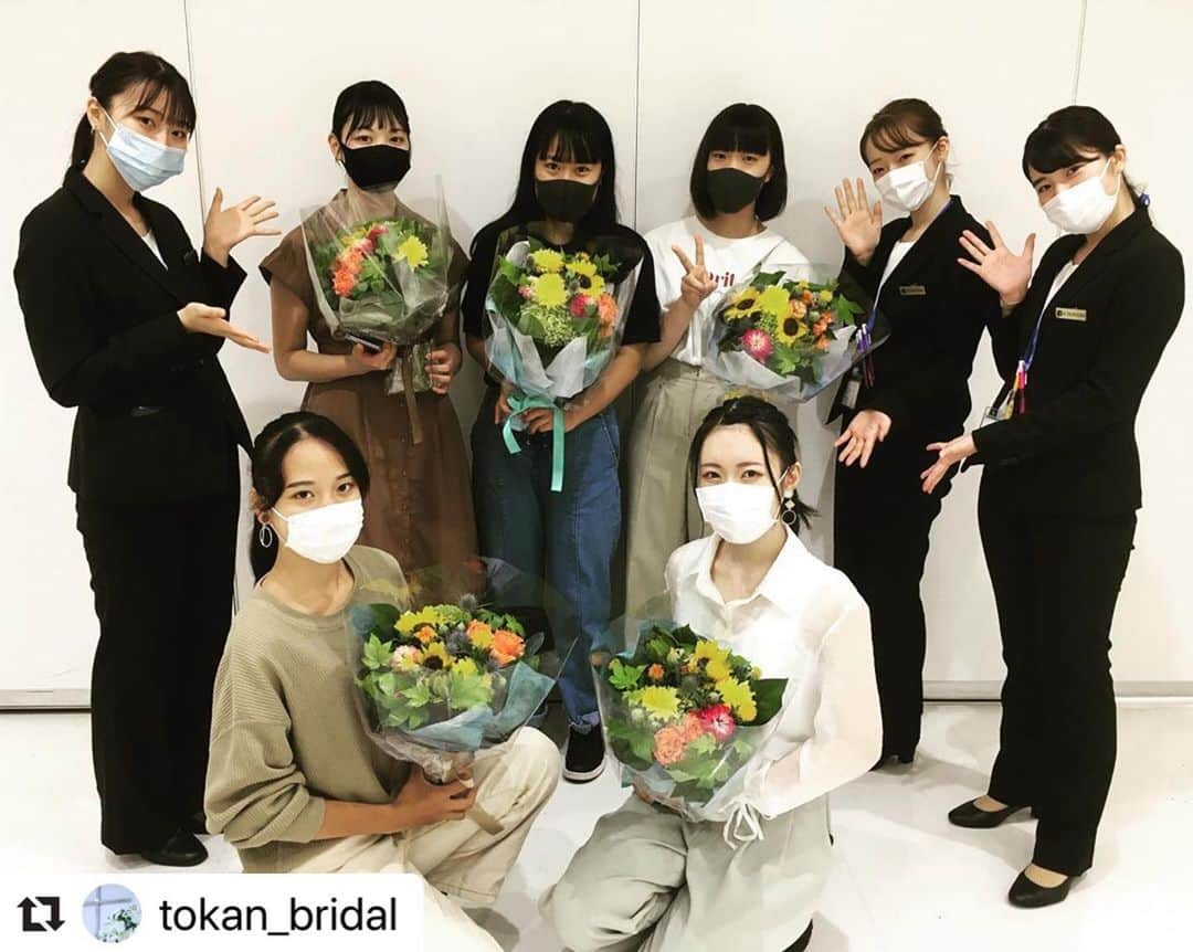 東京観光専門学校さんのインスタグラム写真 - (東京観光専門学校Instagram)「ブライダル学科のインスタにステキな投稿がありましたのでリポスト🥰💕 #Repost @tokan_bridal with @make_repost ・・・ 本日は第1回目のAOプレスクールでした💍 . 今日はフラワーの授業を担当してくれている佐藤先生にブライダルの装花を教えていただきました💐 . 来校してくれた皆さんにはクラッチブーケに挑戦していただきました✨はじめてとは思えないほどみんな上手に出来ました🥰 . そして、オンラインで参加してくれた皆さんも一生懸命話を聴いてくれ、お花を使って一緒にスパイラルの練習をしてくれました😆ありがとうございました💐 . ちなみに、4枚目、5枚目の写真は2年生のフラワー専攻のみんなが作ったゲストテーブル装花です🌻ステキでしょう🥰💕 . このAOプレスクールはAOエントリーすると参加できます‼️ 次回は7/19に開催です☺️ブライダル業界を目指すみなさん、ぜひお待ちしております💕 . #tokan #東京観光専門学校  #東観ブライダル #ブライダル学科  #東観 #ブライダル #ウエディング #bridal #wedding #結婚式 #専門学校 #体験入学 #東京 #ウエディングプランナー #ドレスコーディネーター #ヘアメイク #ビューティ #ブライダルフラワー　#AO #AOプレスクール」6月28日 17時58分 - tokan_1967