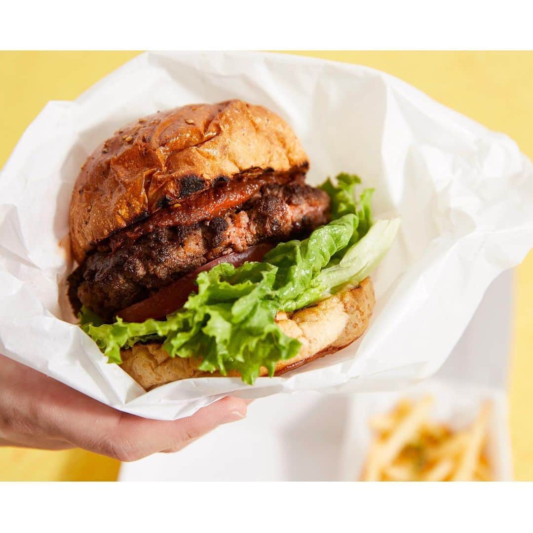 のインスタグラム：「[#TAKEOUT_GOURMET] 肉厚パティにオリジナルマヨネーズとフレッシュな野菜をサンドした、ボリューム満点のバーガー。 ・ GARDEN HOUSE　4F #GHバーガー　¥1,650 ＋tax ・ ※営業時間等の詳細については、ニュウマン新宿公式ホームページにてご案内いたします。 ・ #NEWoMan #おうち時間 #おうちごはん #テイクアウト #テイクアウトグルメ #ハンバーガー #ハンバーガー巡り #バーガー #グルメバーガー #hamburger #🍔 #東京テイクアウト #テイクアウトランチ #お持ち帰り #foodstagram #夏 #summer #新宿グルメ #tokyo #ニュウマン #ニュウマン新宿 #shinjuku #新宿 #instafood」