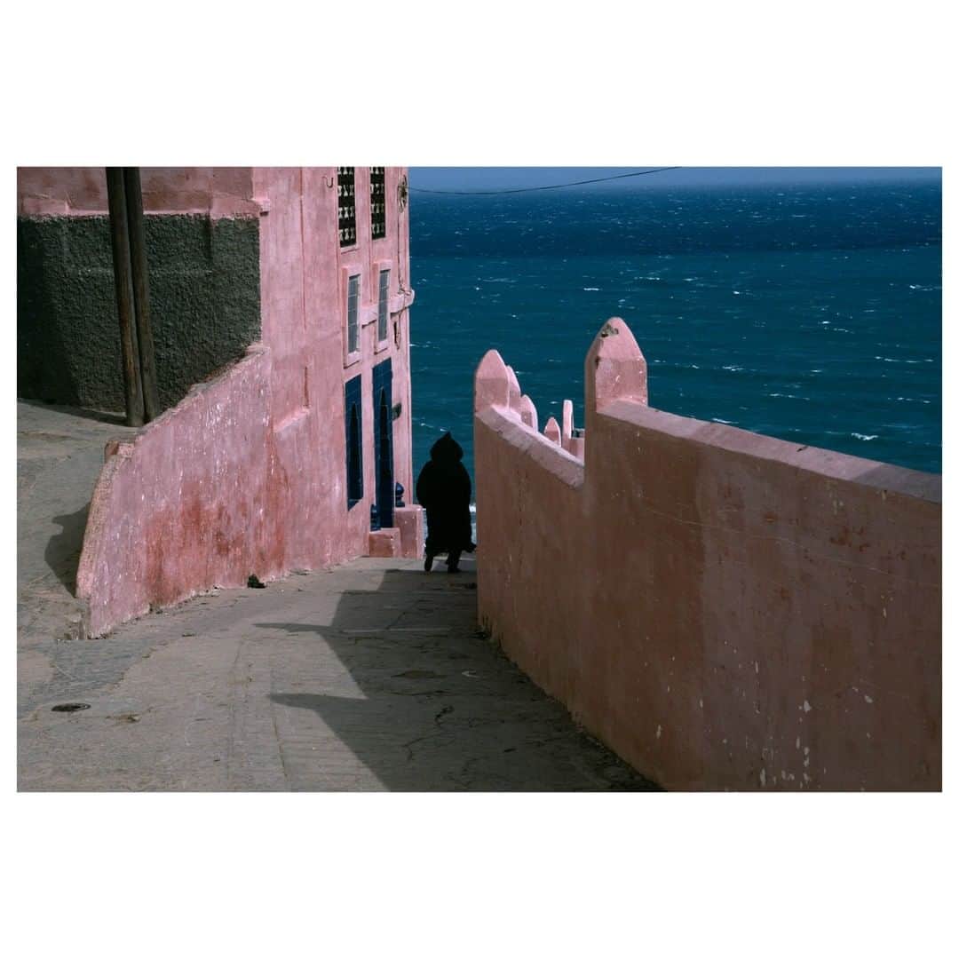 Magnum Photosさんのインスタグラム写真 - (Magnum PhotosInstagram)「“Bruno Barbey’s ongoing work in Morocco, started almost fifty years ago, bears witness to a deep commitment to color." - Carole Naggar⁠ .⁠ Carole Naggar reflects upon the photographer's use of distance, light and color in photographing the country of his youth.⁠ .⁠ This image is included in Magnum Editions, our first collection of timeless photographs from 16 Magnum photographers in numbered prints in an exclusive 8x10" format.⁠ .⁠ Read the full article at the link at bio.⁠ .⁠ PHOTO: Tangiers. Morocco. 1995.⁠ .⁠ © #BrunoBarbey/#MagnumPhotos」6月28日 18時00分 - magnumphotos
