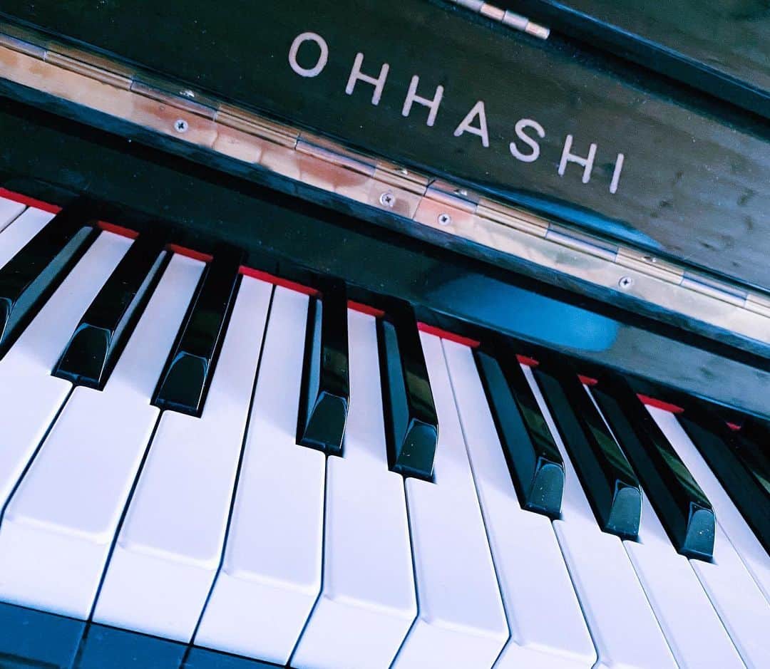 のインスタグラム：「🎹 私が生まれる前から ずっと実家にあるピアノ。 #OHHASHI」