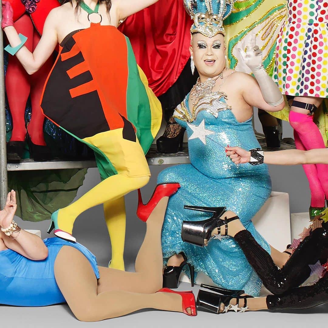 レスリー・キーさんのインスタグラム写真 - (レスリー・キーInstagram)「Happy Pride 2020 ! A dedication to Mama RuPaul ★ Inspired by @rupaulofficial @rupaulsdragrace Loving all the amazing drag queens @sashavelour @missfamenyc @allaboutvalentina @kimchi_chic @latriceroyale @oddlyyvie @bobthedragqueen @ageofaquaria @therajahoharashow @ninawest @thebiancadelrio @masaki_durian @violetchachki @heidincloset @thegigigoode @thejinkx @sharonneedlespgh @lucianpiane @michellevisage @bebezahara @bhytes #rupaulsdragrace #rupaul #lgbt #lgbtlivesmatter #happypride」6月28日 18時04分 - lesliekeesuper