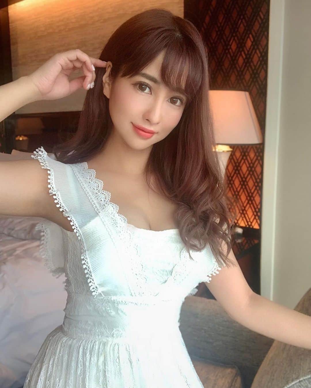 のインスタグラム：「🧖‍♀️🤍 . . 着てるワンピは🤍 @royalparty_official  白で可愛いワンピース🤍サラっと着れてお気に入り🥺 . 久々に、マツエクもしてきました🤍 @eye_carry  今回も良い感じに仕上がりました✨スワイプして→5枚の写真を見てみてね🤍 . ❤︎Instagram限定クーポン❤︎ どなた様でもご利用可🙆‍♀️ マツエクメニュー全てお会計より¥1500 OFF💕 (10本単位のリペア除く) . ご予約時に、私のInstagramクーポン利用とお伝えください。 有効期限:〜2020/7/31 . CARRY池袋店 ☎️03-3971-8220 DMからでもご予約受付中✨ . . #マツエク#eyelash#ワンピース#ワンピ #aスレッド #aclinic #aclinic横浜  #aクリニック #美容 #小顔 #美肌 #リフトアップ #美容外科 #美容皮膚科 #美容クリニック #ハイドラジェントル#小松塁」