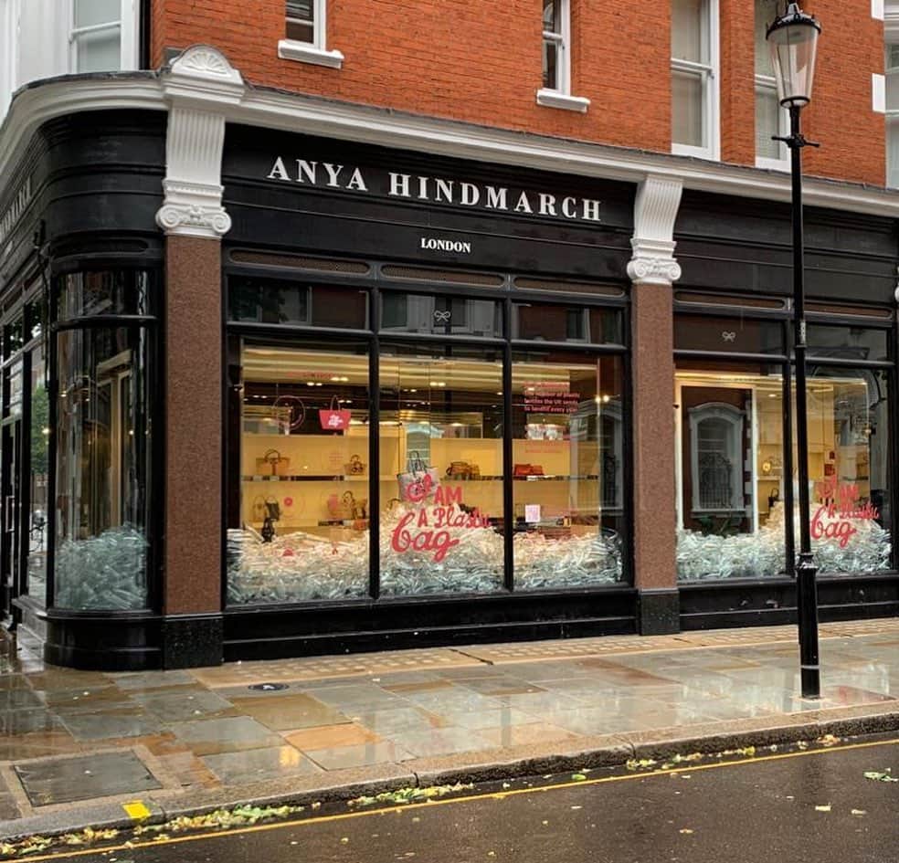 のインスタグラム：「A happy weekend! The full #IAmAPlasticBag collection is now available in all London stores. A collection designed to last. We hope you can come see it up close. Open 11am-4pm Monday-Saturday on Sloane Street, Pont Street, Bond Street and Ledbury Road. #AnyaHindmarch」