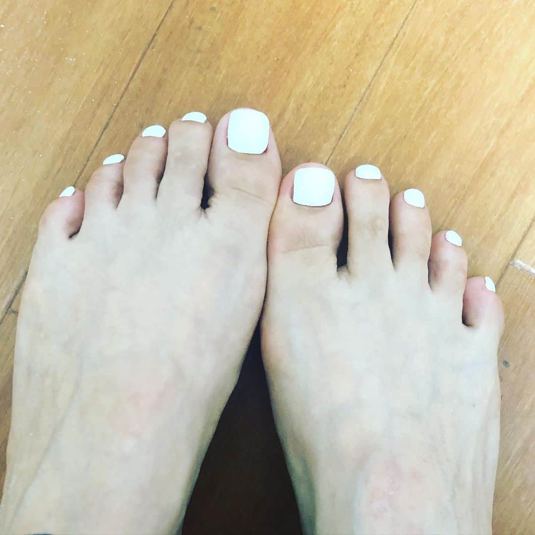 阿部洋子さんのインスタグラム写真 - (阿部洋子Instagram)「👣👣 足も久々にやってもらったー！ ﾜｧ───ヽ(*ﾟ∀ﾟ*)ﾉ───ｲ パキッと真っ白ネイルに。  #footnail #gelnails #nails  #thankyou  やってもらってる間、 お仕事の資料ガッツリ読めた！」6月28日 18時11分 - hirocoring