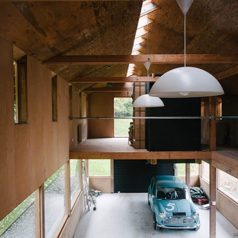 The Modern Houseさんのインスタグラム写真 - (The Modern HouseInstagram)「We've realised that every time we post a beautiful house with a classic car out the front, we receive so many excited comments and DMs about the car! So, to satisfy your needs, we've gone back through our archive to pick out some examples of beautiful cars positioned next to equally impressive homes and asked their owners to share some thoughts. Head to our Stories to see more.」6月28日 18時23分 - themodernhouse