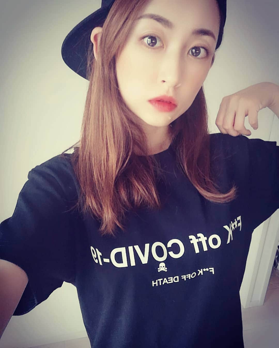 山上紗和 のインスタグラム：「打倒コロナ😈 メッセージTシャツのご紹介👕✨ こんな時代だからこそ、今自分に出来ることを。と、試行錯誤されている方がたくさんおられます。  わたしも、小さくても 毎日自分に出来る限りのことをしていこう👩‍🌾 とりあえずMoonのスタッフ全員にこのTシャツプレゼントします🎁  Moonの店舗でもS、Mサイズ販売中です！🌠 #blackhoneychilicookie #メッセージtシャツ #hiromutakahara #安定のアプリメイク  以下コピペです↓φ(．．) BLACK HONEY CHILI COOKIE @black_honey_chili_cookie メッセージ Tシャツを製作いたしました。﻿ ﻿ デザイナー髙原から世の中へ発信するメッセージパフォーマンス。﻿ ﻿ ややオーバーサイズのS・M・Lの３サイズ、BLACK・WHITEの展開です。﻿ ﻿ どんな困難があろうとも、それを乗り越えてファッションが人々の心に希望と勇気を与え続ける事を願って。﻿ ﻿ ・2904567、COVID-19 Tee﻿ ・￥3,400＋税﻿ ﻿ ﻿ ※商品の発送は6月末以降から順次発送となります。﻿ ※予約販売状況により、お届けに通常よりお時間をいただく場合がございます。ご了承ください。﻿ ﻿ ﻿ ▶︎OFFICIAL WEB STORE.﻿ https://blackhoney.shop/ ﻿ ﻿ ▶︎OFFICIAL SITE.﻿ https://blackhoney.jp/」
