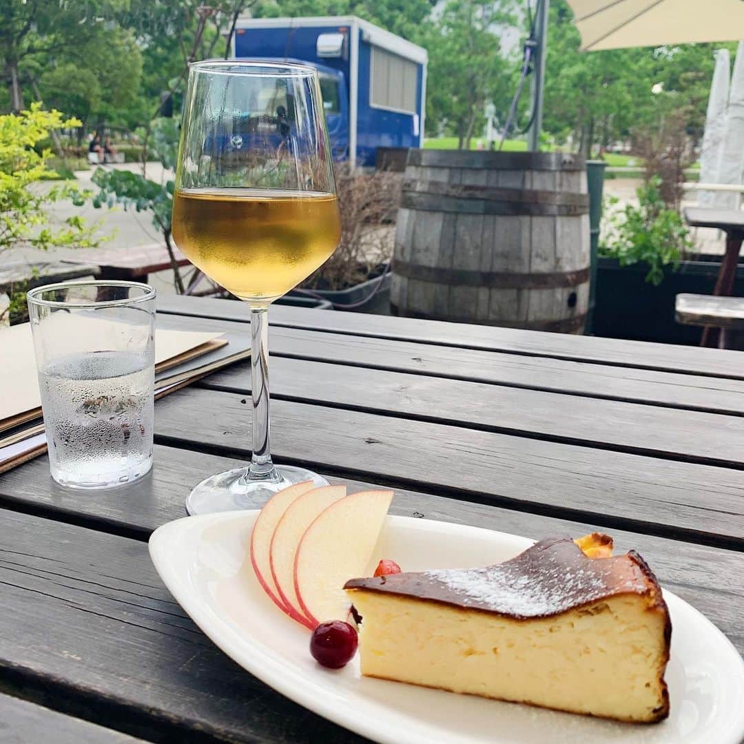 あすぽんのインスタグラム：「↩︎ . この間行ったカフェ☺️🍹 これはワインじゃなくて白ぶどうジュース🍹笑 本当にお酒飲まなくなったな〜 . . . テラス席のカフェとかいいよね🥰 晴れた時にまた行きたいな💐 . . . #テラス席#カフェ#cafe#好きな場所 #白ぶどうジュース#チーズケーキ #おやつTime #イチナナ#イチナナライバー #likeme#followme」
