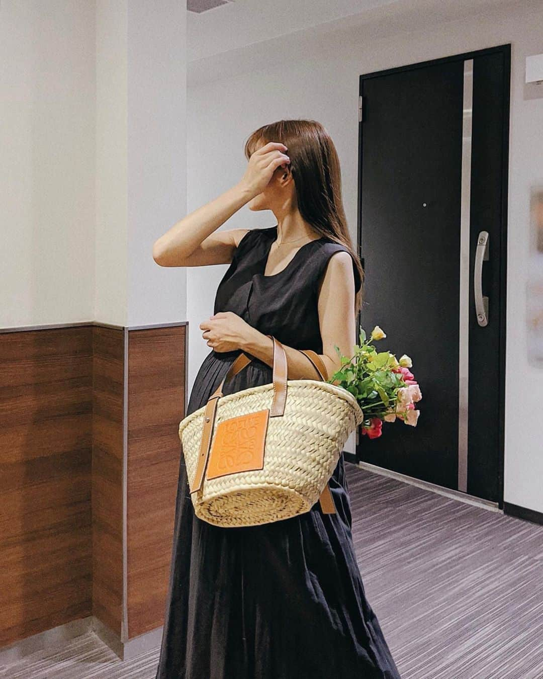 稲川千里さんのインスタグラム写真 - (稲川千里Instagram)「. . バラを入れたかごbagはどこのですか？ と何件かご質問いただきました🌹 ロエベ @loewe ですよ☺️ ワンピースはアローズ @unitedarrows_official 🤍 . ちびの私が持つとすごく大きく見えるけれど 一番ミニサイズです👈🏻 この写真の妊婦感がすごい🤰 . #loewe #ロエベ #かごバッグ #夏コーデ #ママコーデ #マタニティコーデ #妊婦ママ #臨月 #予定日超過中」6月28日 18時28分 - chiicamera