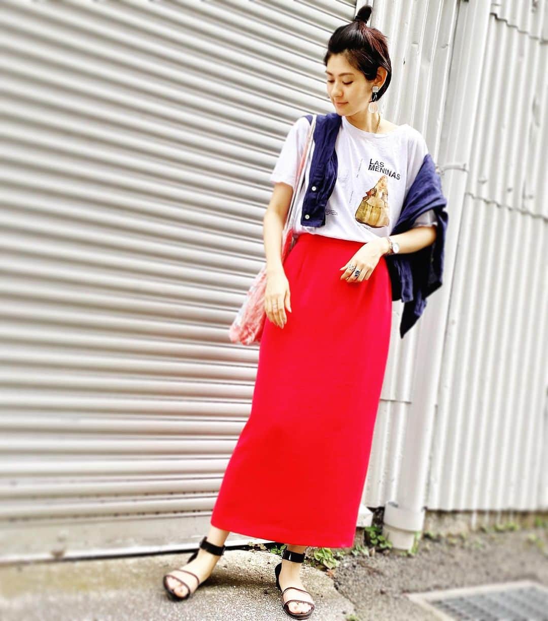 石井美絵子さんのインスタグラム写真 - (石井美絵子Instagram)「古着の赤スカート 最近はこのスカートを着回すのがマイブーム✍️ Tシャツはスペインのプラド美術館で見た マルガリータ王女のプリント ユウミさんのピアスと合わせて 一人でスペインコラボして ときめきを味わってる🦋 #ootd #outfit #fashion #fashionsnap #fashionstyle #vintagefashion #私服 #ミカコのフク」6月28日 18時44分 - mikako.ishii