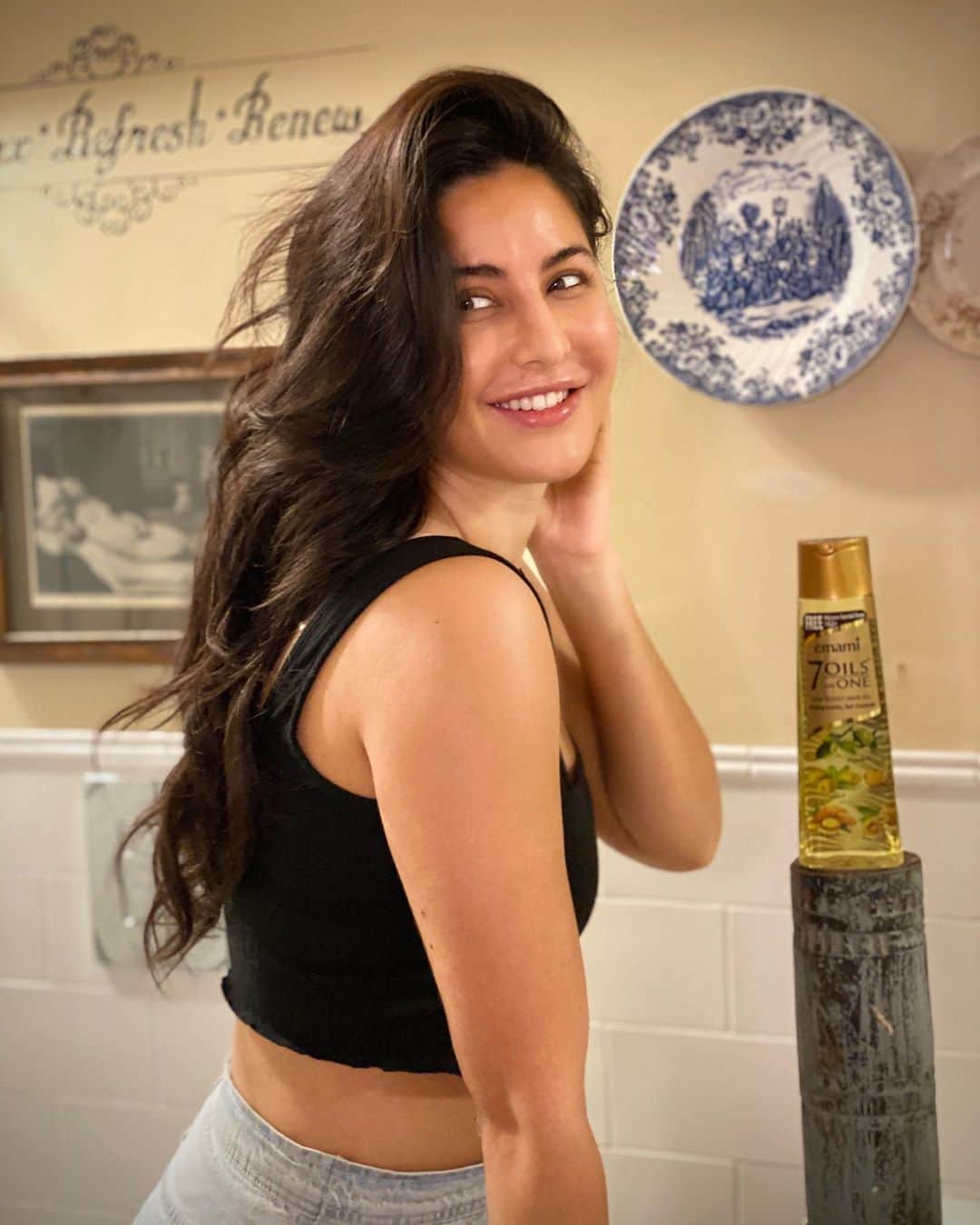 カトリーナ・カイフのインスタグラム：「Sunday self care 🧡strengthening my hair with @emami7oils #sundayrituals  #haircare  #nonstickyoil  #stronginsidesetoutside 📸 +💡 +🖼 design by @isakaif 😊」