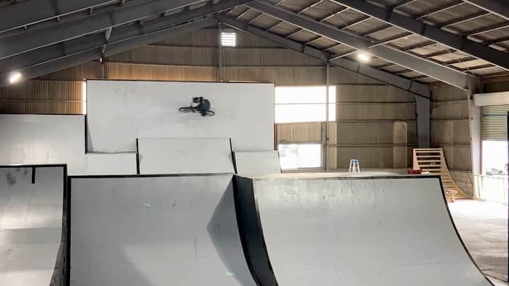 大池水杜のインスタグラム：「I'm little not good at wall ride, but I'm really glad I made it👍🏼 反対側のランプまでウォールライドいけたーーーー！怖いのは怖いけどやれば出来た🤟🏼 @visavis_jp #タウン情報おかやま #ライト電業 #bigjohn #bluesakura #slopeshot #bmx #bmxgirl #bmxfreestyle #bmxwomen #wallride」