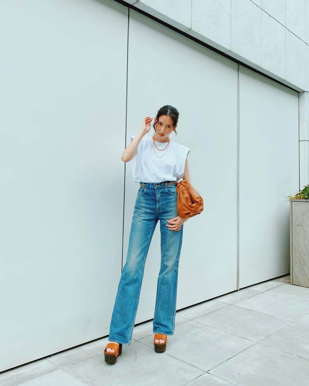 河北麻友子さんのインスタグラム写真 - (河北麻友子Instagram)「FASHION TOP: The Frankie Shop JEANS&SANDALS: Celine BAG: Bottega Veneta  #FASHION #OOTD #麻友コーデ」6月28日 18時59分 - mayukokawakitaofficial