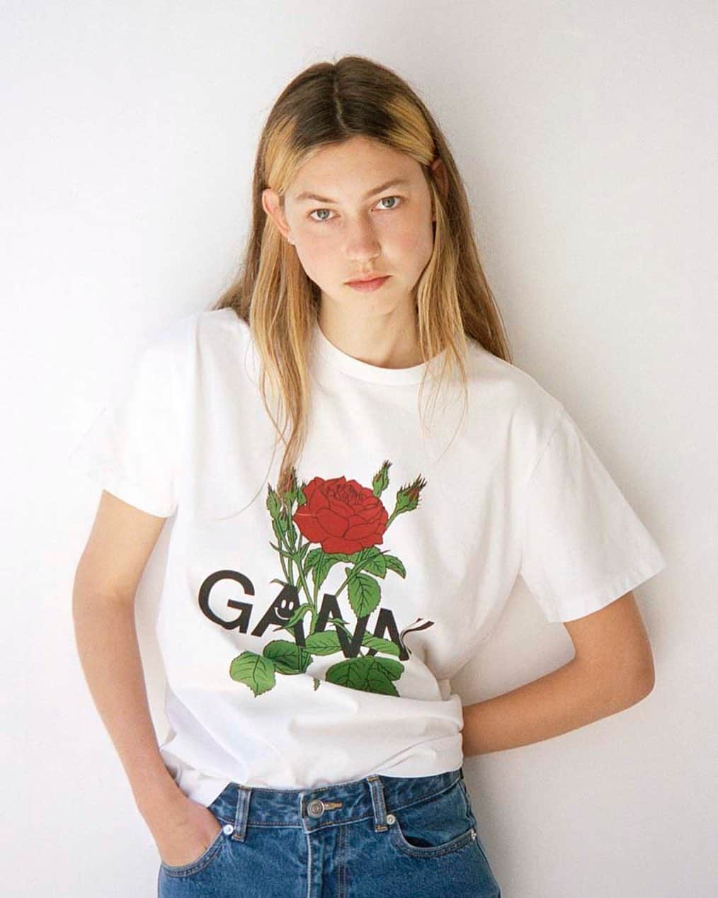 ガンニさんのインスタグラム写真 - (ガンニInstagram)「🌹🌹🌹🌹🌹 @astafjeld wears our limited edition rose print tee made from 100% certified organic cotton  #GANNI」6月28日 18時51分 - ganni