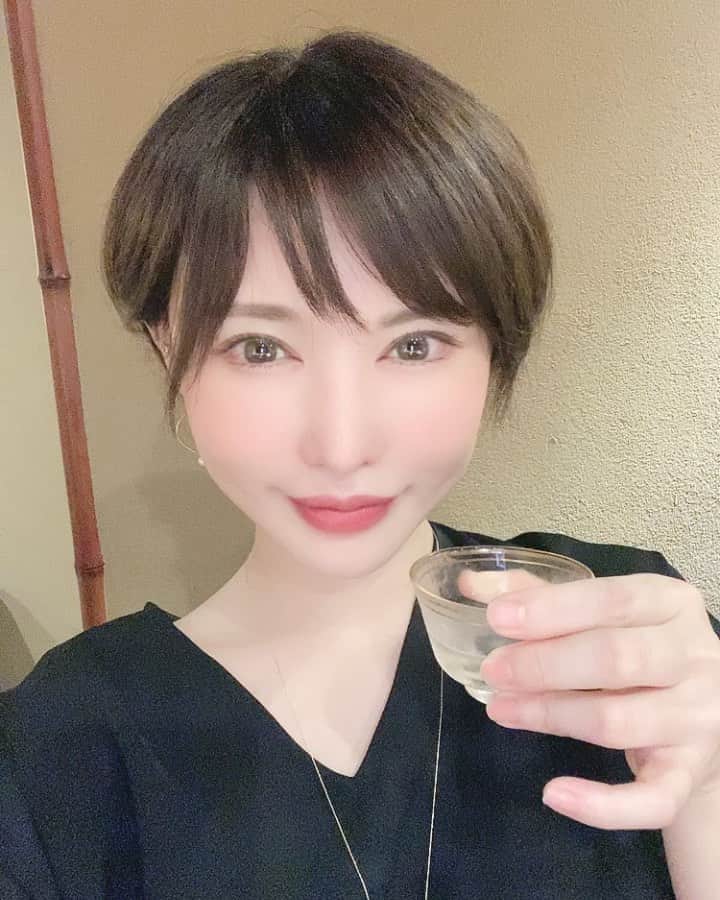 里美ゆりあのインスタグラム：「美味しい食事と美味しい地酒❤️ #美味しい #日本酒 #京都 #やま岸 #最高かよ #幸せ #happy」