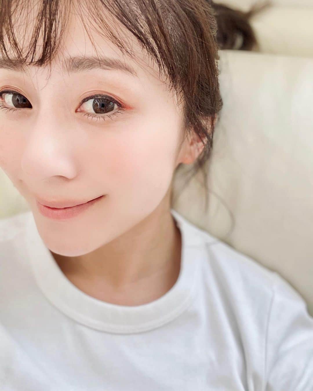 水野佐彩さんのインスタグラム写真 - (水野佐彩Instagram)「・ 夕陽がとっても綺麗☺️💕 雨上がりの空って本当に綺麗で大好き☺️ 最近ね オレンジのアイライナーにハマってる🍊 @une_fleur_eyebrow で 眉毛整えてもらったから 困り顔しても情けない眉毛になってないぜ😚 ストーリーのハイライトにまとめようかな❤️ #coordinate tops#uniqlo @uniqlo  skirt#mercuryduo @mercuryduo_com  shoes#chloe @chloe  bag#louisvuitton @louisvuitton  pierce#uiqut @uiqut  #sサイズコーデ #153cmコーデ #おちびコーデ #ママコーデ #新米ママ #ママライフ #令和2年ベビー #2020年ベビー #女の子ママ」6月28日 18時52分 - saaya_mizuno