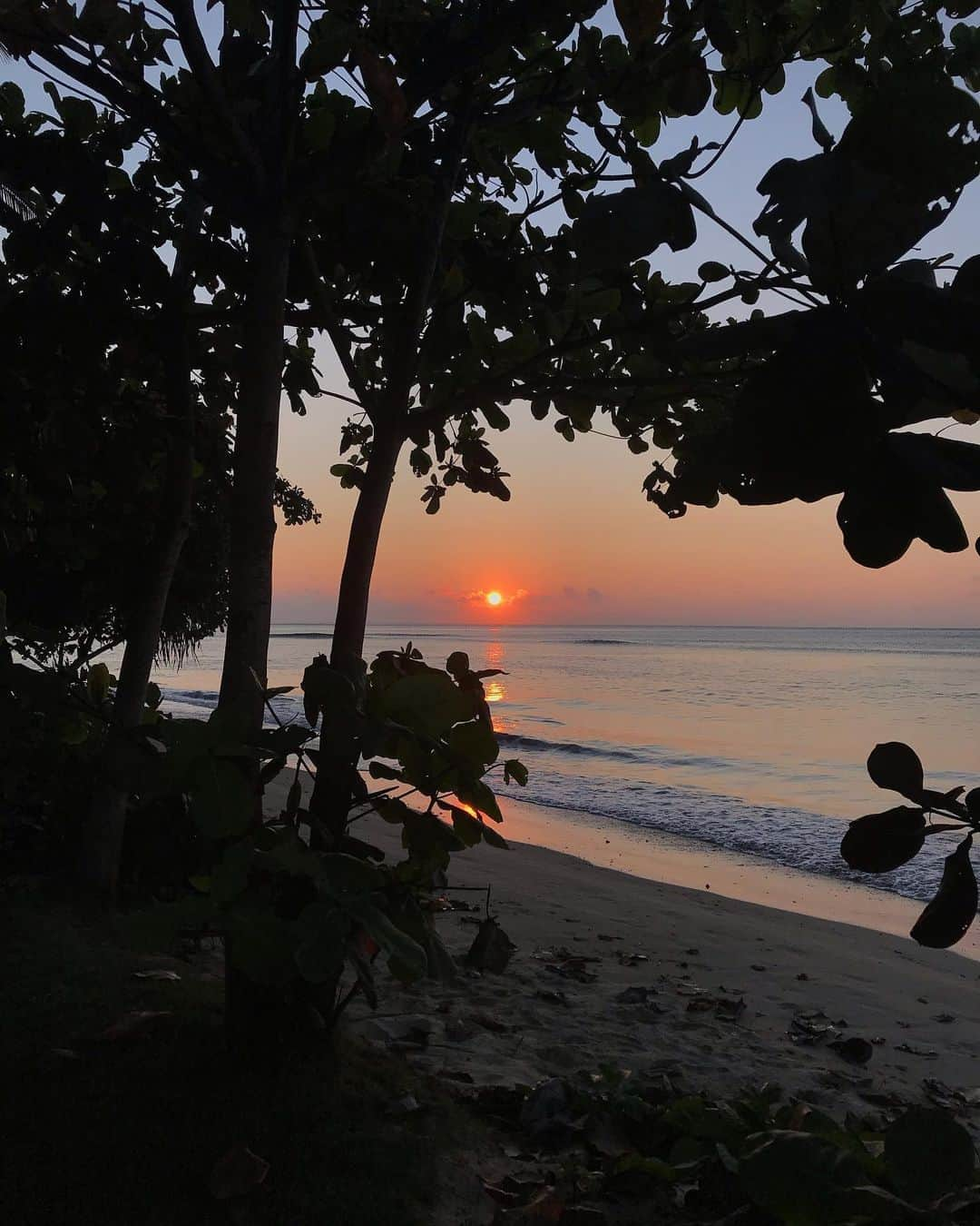 片山萌美さんのインスタグラム写真 - (片山萌美Instagram)「フィジーの夕日  #ワールドツアー完璧map の時の写真 #定期的nature  早く梅雨 あけないかなぁ🍭」6月28日 18時56分 - moet_mi