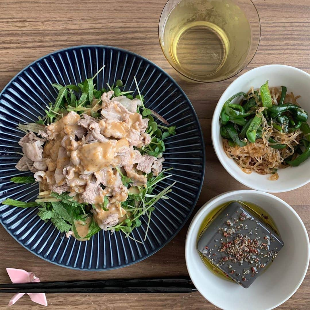 大友花恋さんのインスタグラム写真 - (大友花恋Instagram)「ちょっといいお味噌。 どうしましょ、何にしましょ？？💕💕💕 2枚目 安くなっていた鱈を料理酒とバターでソテー。ハーブソルトもぱらり。 蕪とちくわも簡単で美味しかった！ 3枚目 メインは薬味！大葉みょうがと豚しゃぶの相性ったら、、、🌼 白滝はたっぷり炒めて水分を飛ばして固めに！ 4枚目 初めて魚焼きグリルを使いました（普段はフライパン🤭） 水切りしたお豆腐はもっちり、正義！」6月28日 18時56分 - karen_otomo