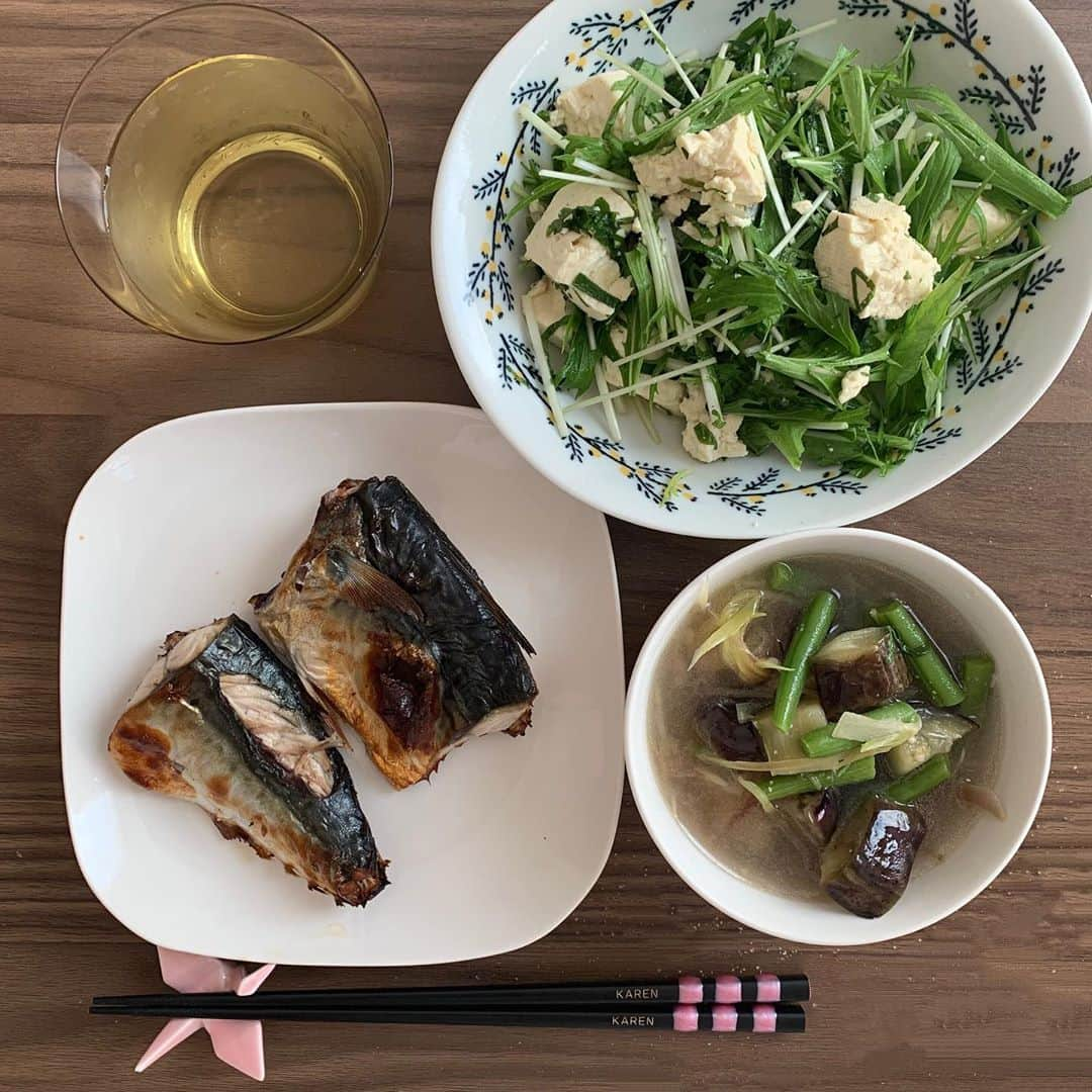 大友花恋さんのインスタグラム写真 - (大友花恋Instagram)「ちょっといいお味噌。 どうしましょ、何にしましょ？？💕💕💕 2枚目 安くなっていた鱈を料理酒とバターでソテー。ハーブソルトもぱらり。 蕪とちくわも簡単で美味しかった！ 3枚目 メインは薬味！大葉みょうがと豚しゃぶの相性ったら、、、🌼 白滝はたっぷり炒めて水分を飛ばして固めに！ 4枚目 初めて魚焼きグリルを使いました（普段はフライパン🤭） 水切りしたお豆腐はもっちり、正義！」6月28日 18時56分 - karen_otomo