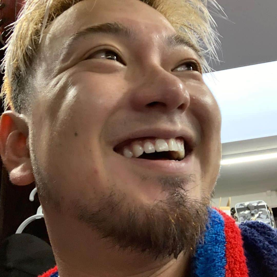 岡田雅利のインスタグラム：「え、、、今携帯の写真みたら60枚くらい自分の顔撮ってる、、、😨😨 #サヨナラヒット🤩💪🏻💪🏻 #完全気持ちくよくなってる笑笑 #金髪鼻ニンニク野郎😍💪🏻❤️❤️❤️ #森友哉」