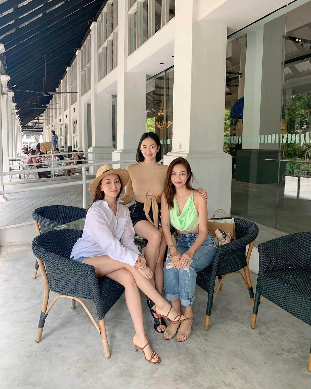 ソニアのインスタグラム：「Saturday sorority gatherings 🤪🥂Had the best, honest conversations with some of my closest friends over the weekend. Love you guys forever :’) Now we just gotta gear up for some Monday madness @karisakaleido @chantelbaysy @xplacidacidx 🥳」