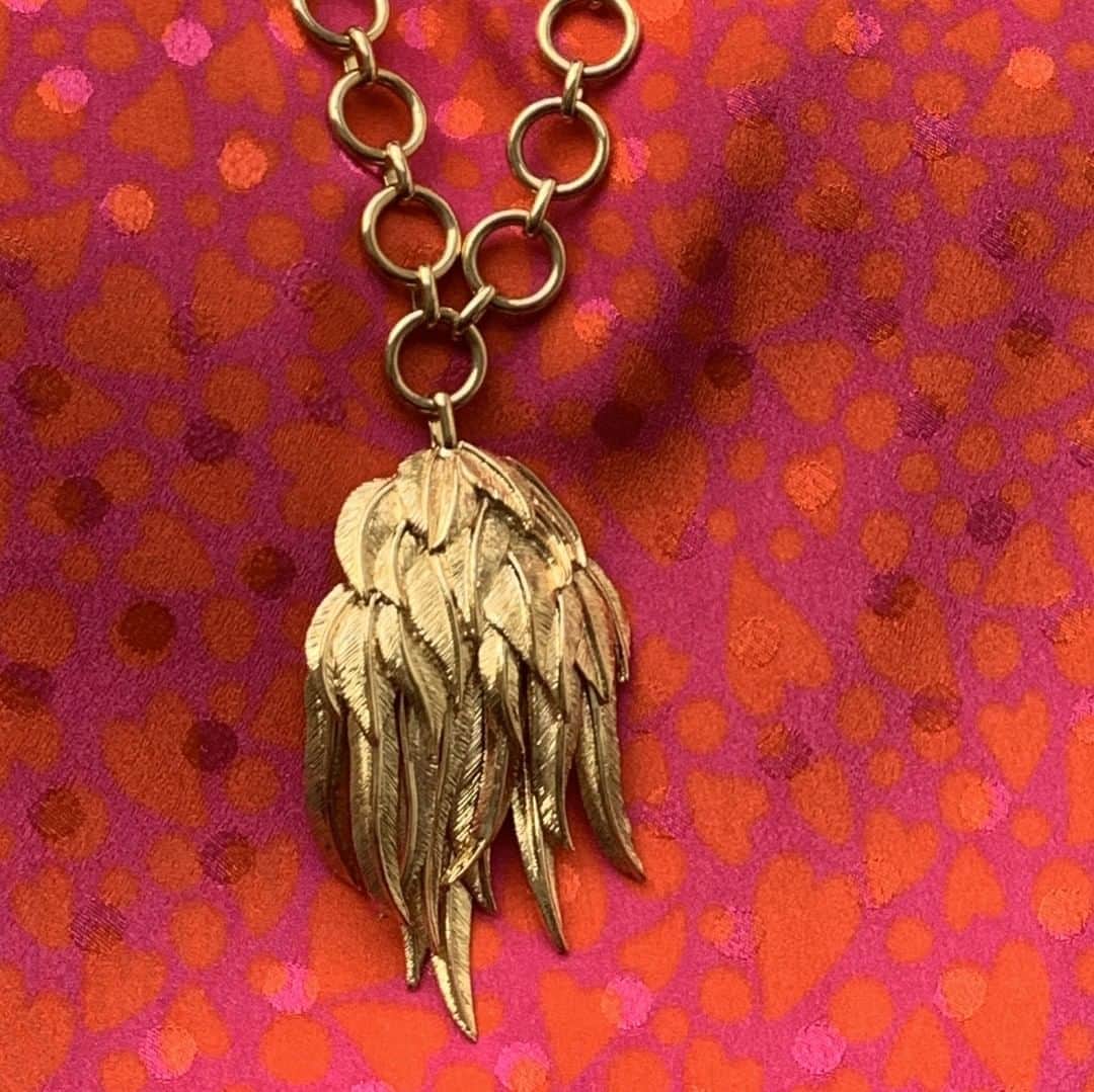 オーレリービダマンのインスタグラム：「Pink and wings #elvira #necklace #aureliebidermann」