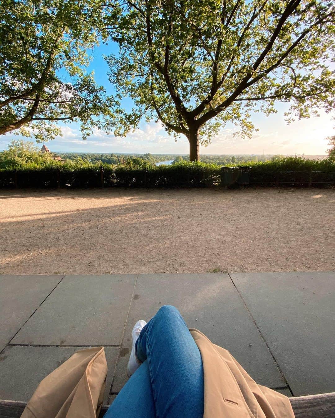 @LONDON | TAG #THISISLONDONさんのインスタグラム写真 - (@LONDON | TAG #THISISLONDONInstagram)「@alice.sampo with one of my favourite spots for a walk, and a sit! 🤣🙈 Sunsets on #RichmondHill are dreamy. Perfect spot for a picnic and glass of wine.🍷☺️🙏🏼 ____________________________________________  #thisislondon #lovelondon #london #londra #londonlife #londres #uk #visitlondon #british #🇬🇧 #Richmond #richmondpark #richmondriverside #fromwhereisit #londonparks」6月28日 19時01分 - london