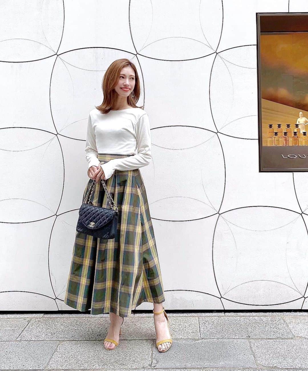 石黒美帆のインスタグラム：「*﻿ ﻿ ﻿ コーデは﻿ tops#lavishgate﻿ skirt#trefleplusone  bag#CHANEL﻿ sandal#titivate﻿ ﻿ ﻿ ﻿ @trefleplus のチェック柄スカート 、色味もシルエットもツボで一目惚れでした💛少し濡れても大丈夫そうな生地なので梅雨にもピッタリ🥰﻿ ﻿ ﻿ ﻿ ﻿ #fashion#fashionstyle#fashiongram#instafashion#outfit#ootd#dailylook#패션#오오티디#ファッション#コーデ#チェックスカート #トレフルプラスワン#シャネル#夏服#夏コーデ#シンプルコーデ」