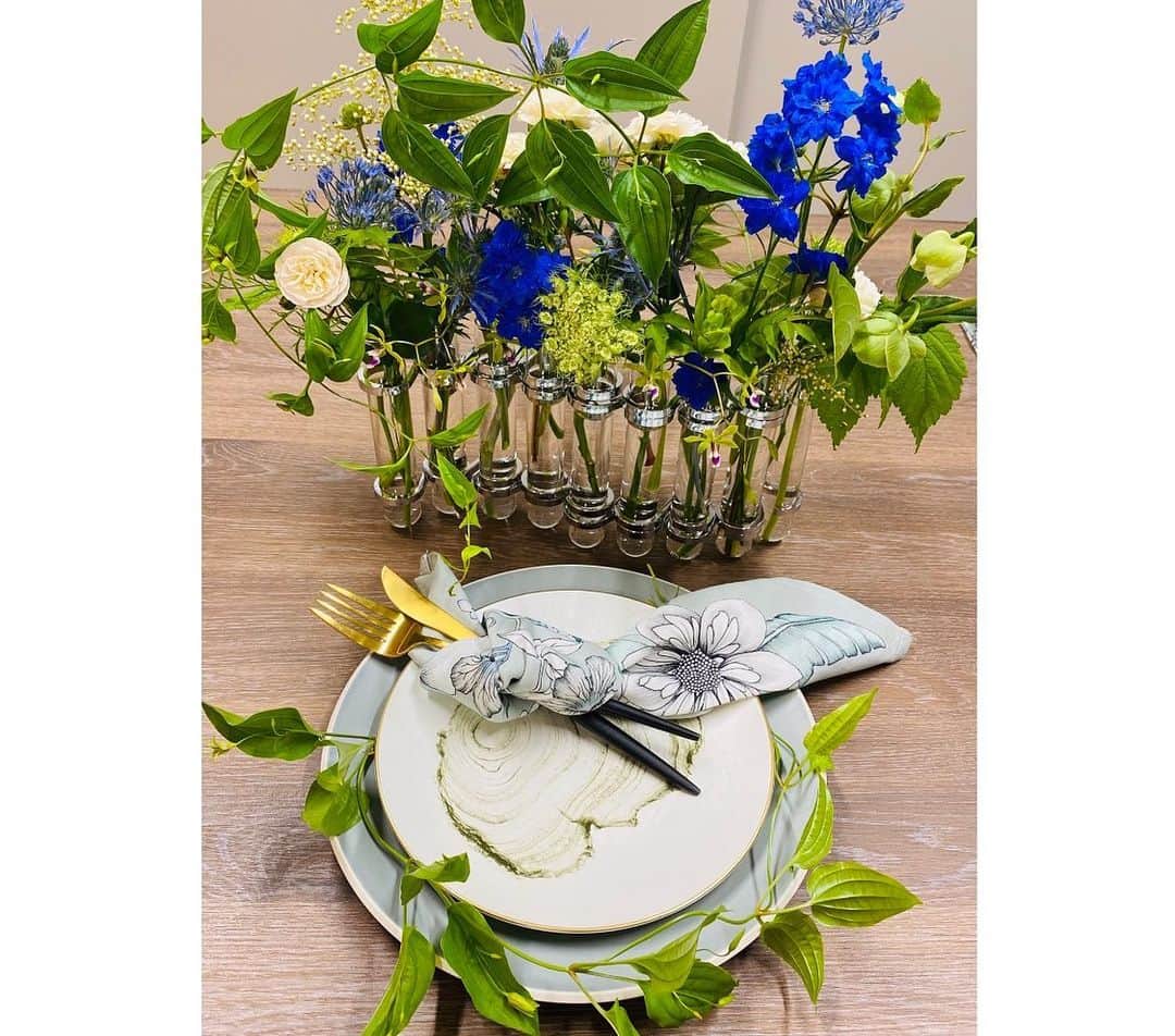 千紗れいなさんのインスタグラム写真 - (千紗れいなInstagram)「リレイさん @riring_design  の フラワーコーディネートレッスン💐💐 . . 楽しみに待ち焦がれていた 廖莉玲さんのレッスンへ😌💕 . お花だけではなく お皿やカトラリーのコーディネートまで✨ . リレイさんの素晴らしいセンス爆発💥 チョチョイと手を加えて下さるだけで、 見違える程、素敵な作品に✨✨✨ . . そしてなにより、 リレイさんが最高に素敵な方でした…❤️❤️ . また機会があれば是非伺いたいです😌💐 . .  なつき @nachu_uuuuu  誘ってくれて、有難う🥰 . . . #廖莉玲 さん　#JIELI #神戸　#三宮 #フラワーコーディネート #結婚式 は #リレイ さんに #お花 を #お願いします 🥺💐✨」6月28日 19時06分 - mari_i64