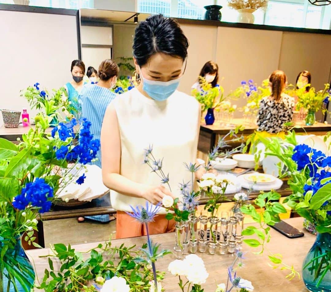 千紗れいなさんのインスタグラム写真 - (千紗れいなInstagram)「リレイさん @riring_design  の フラワーコーディネートレッスン💐💐 . . 楽しみに待ち焦がれていた 廖莉玲さんのレッスンへ😌💕 . お花だけではなく お皿やカトラリーのコーディネートまで✨ . リレイさんの素晴らしいセンス爆発💥 チョチョイと手を加えて下さるだけで、 見違える程、素敵な作品に✨✨✨ . . そしてなにより、 リレイさんが最高に素敵な方でした…❤️❤️ . また機会があれば是非伺いたいです😌💐 . .  なつき @nachu_uuuuu  誘ってくれて、有難う🥰 . . . #廖莉玲 さん　#JIELI #神戸　#三宮 #フラワーコーディネート #結婚式 は #リレイ さんに #お花 を #お願いします 🥺💐✨」6月28日 19時06分 - mari_i64