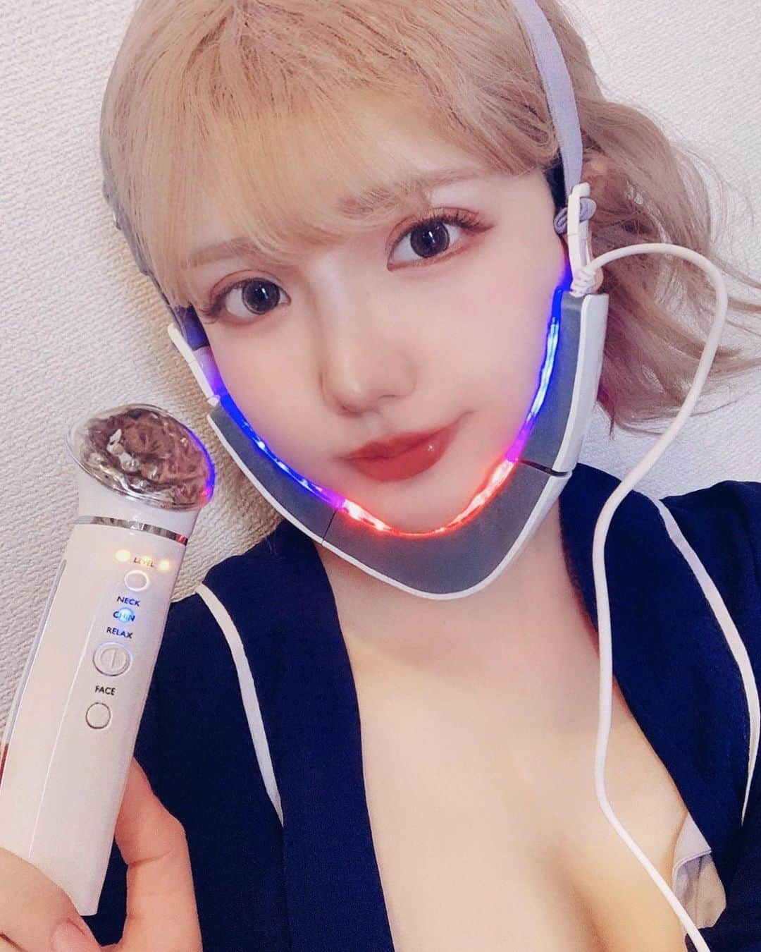 くまくまくまさんのインスタグラム写真 - (くまくまくまInstagram)「・ くまは電気製品推しの女子👩🏼‍💻✨ ・ この間海外の美人インフルエンサーのブログを見たら、韓国で話題の美顔器を使って普段フェイスケアしてるって書いてあったから、 ・ その美顔器がめちゃ欲しくなって、、、👀💡 ・ やっとゲットできた🎶〜(＾o＾)ﾉ ｲｴｰ! ・ ・ どんな美顔器かっていうと、顔からボディーまで全般使えるものだけど、 ・ まず、顔、顎、首に使うなら、 ・ 🚨トリプルセラピー美肌効果、小顔効果、シェイプアップ効果、エイジングケア、垂み改善など..👀🎶〜 ・ コントローラーは顔&体モードで顔からボディへのマッサージ機械としても使えるん🙆‍♀️ ・ 毎日携帯をさわりながらできるし、手間もかからなくて操作も簡単の3WAY care高性能美顔器なの💖✨ ・ ・ ・ 使い方と良さは文字だけじゃ伝え切れないから、プロフィールの一番目のストーリー動画で詳しく説明するので、気になる人ぜひみてみてくださーい📝 ・ ・ 今クーポンコード「055-off 」で10%オフになるから、興味ある人ぜひチェックしてみてね🎶😊 ⬇︎⬇︎⬇︎⬇︎⬇︎⬇︎ @essencimoworld ・ ・ ・  https://bluhen.essencimo.co.jp/ ・ ・  #美顔器#韓国コスメ#エイジングケア#小顔効果#美肌ケア#小顔矯正#たるみ改善#ニキビケア#シワ改善#セラピー#美意識高め#美容マニア#スキンケアマニア#スキンケア#韓国購入品」6月28日 19時11分 - dango_kuma