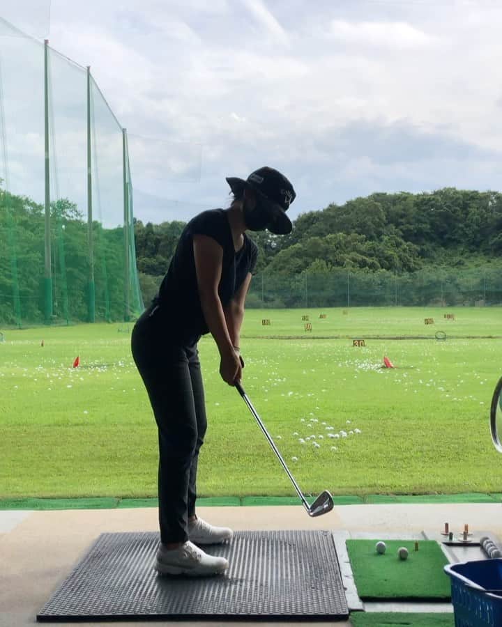 のインスタグラム：「. 明日は、 悔いのない1日にしたいと思います🕊 #アースモンダミンカップ  #golf #golfswing #ゴルフ #アイアン 練習のお供。！新しい帽子👒」