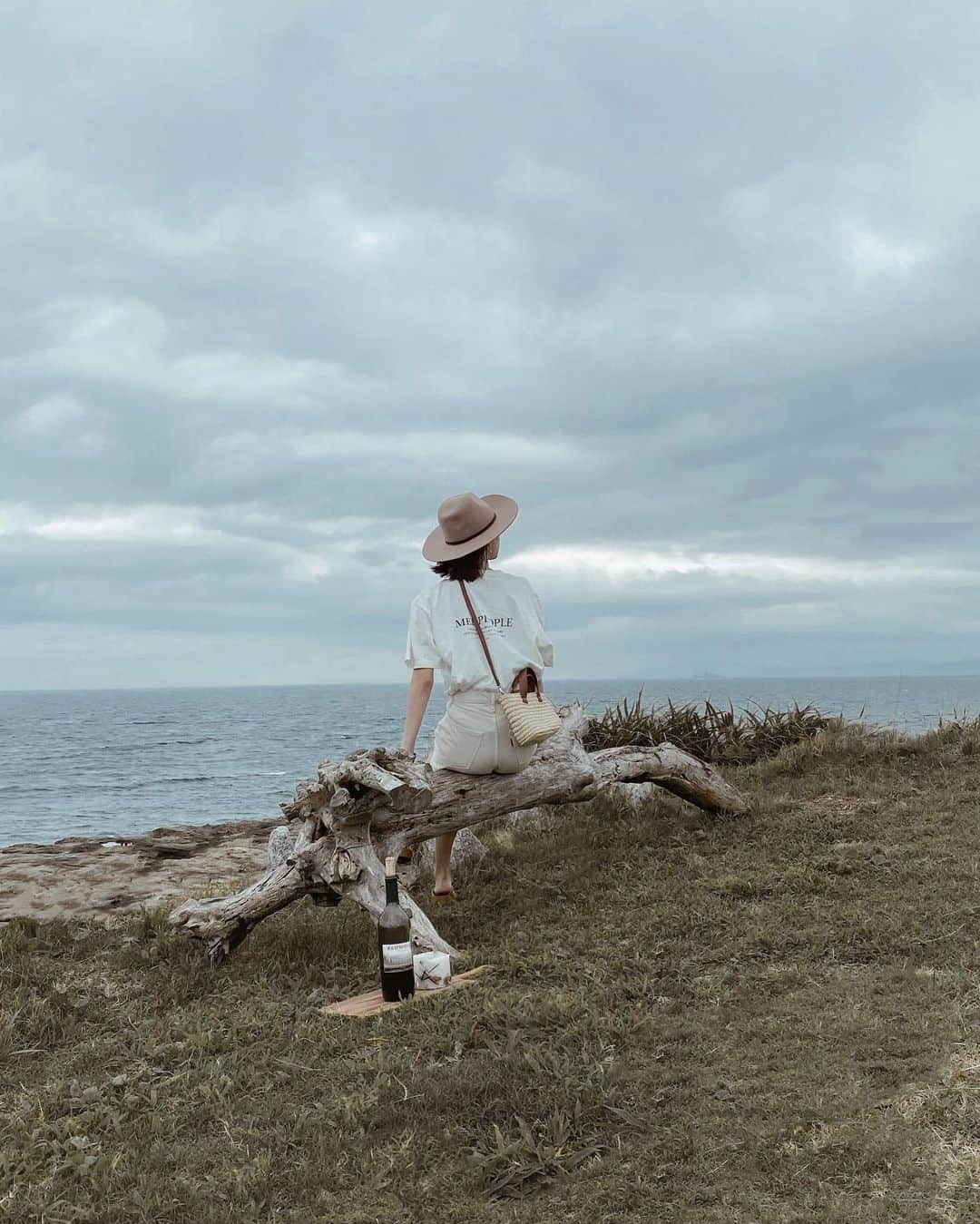 影山可蓮さんのインスタグラム写真 - (影山可蓮Instagram)「・ ・ #picnic 🌼 ・ 🏷 TEE @lian_____official @ikasasekusuy  PANTS @ungrid_official  BAG @akte_official ・ ・ 景色、最高ー！ 久しぶりに遠出して海見て お昼はピクニック👒 ・ ・ バックデザイン可愛いTシャツに形綺麗なデニムショーパンでカジュアルコーデ🌿 ・ ・ #outfit #ootd  #instafashion  #lian_official #minimalstyle #minimalfashion  #classicstyle #simpleoutfit #everydaylook  #コーデ #コーディネート #今日のコーデ #私服  #karen_k_outfit」6月28日 19時13分 - karenoutfits