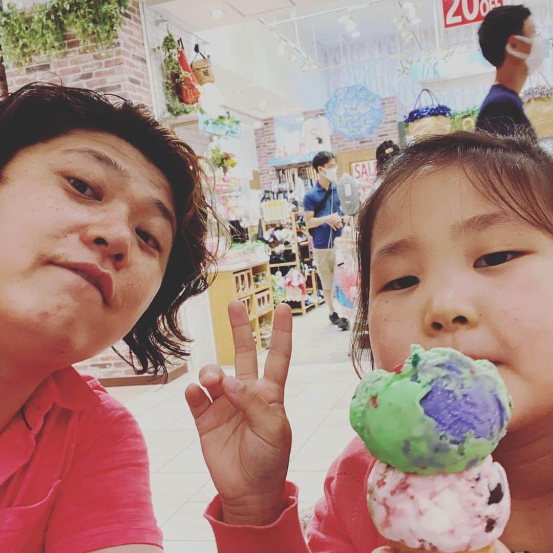 鴨志田由貴のインスタグラム：「今日の娘とのデートは偶然同じ色で揃った服で映画見て、テラスモールをブラブラしました。雨だったのでなかなか外のアクティビティは出来ないけど、本当に楽しかった。」