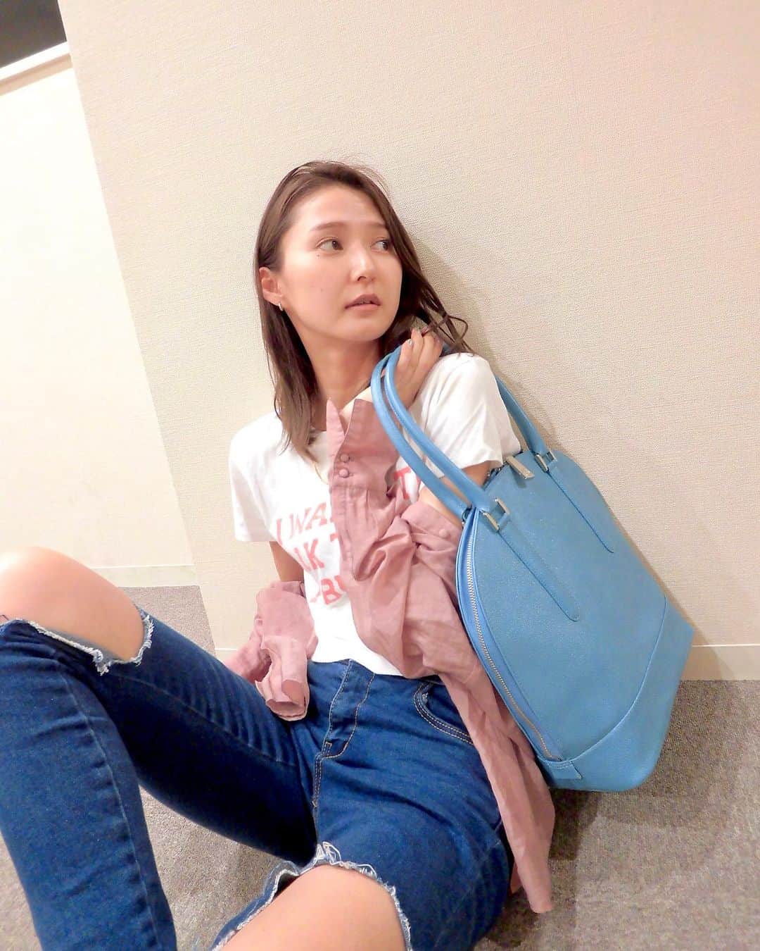 美優さんのインスタグラム写真 - (美優Instagram)「綺麗なブルーのレザーバッグ👜✨﻿ ﻿ やっぱりデニムに白Tにカラーバッグの﻿ コーディネートは最強だ😎👍﻿ ﻿ ﻿ #bajolugo #バジョルゴ」6月29日 0時43分 - miyu11_20