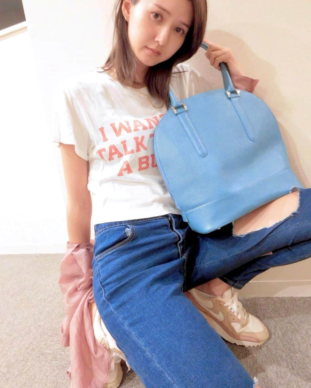 美優さんのインスタグラム写真 - (美優Instagram)「綺麗なブルーのレザーバッグ👜✨﻿ ﻿ やっぱりデニムに白Tにカラーバッグの﻿ コーディネートは最強だ😎👍﻿ ﻿ ﻿ #bajolugo #バジョルゴ」6月29日 0時43分 - miyu11_20