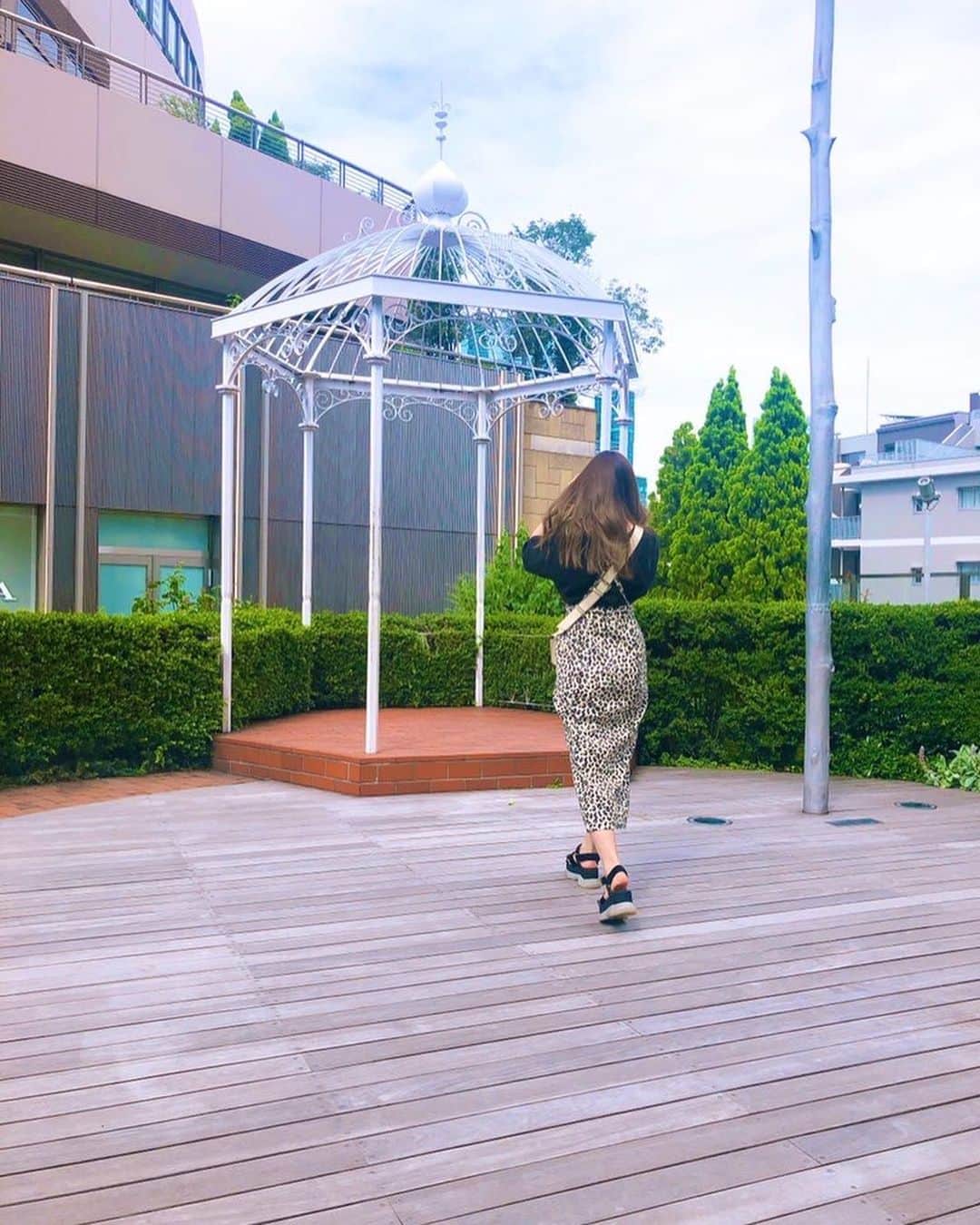 西村季里子のインスタグラム：「・ ずっっっっっっっっと 行きたかったところ！ そう！ 映画館！！！！！！！！ 普段からちょっとでも時間あると よく一人で映画館行くんだけど、 それがずっとおあずけされてたから とっても嬉しい☺️💓💓💓 . 『水曜日が消えた』観に行ったよ〜！ 中村倫也ファンにはたまらない ただただかわいいかっこいい 映画で最高だった🤤💕💕💕 内容も面白かったおススメ👌🏻 一番はエンドロールが最高だった！(え . 映画館も観てる人5人しかいなかった！ また落ち着いたら観に行こう〜🥰 . #映画#映画館#movie#六本木#六本木ヒルズ #ずっと行きたかったところ#TOHO #ポップコーン#🍿#大好き#バター醤油 #水曜日が消えた #中村倫也#好き #美食探偵#最終回#悲しい#中村さんちの自宅から  #鳥かご#花のオブジェ#なんじゃこりゃ #お散歩#人間観察#楽しかった #follow#followme#休日の過ごし方」