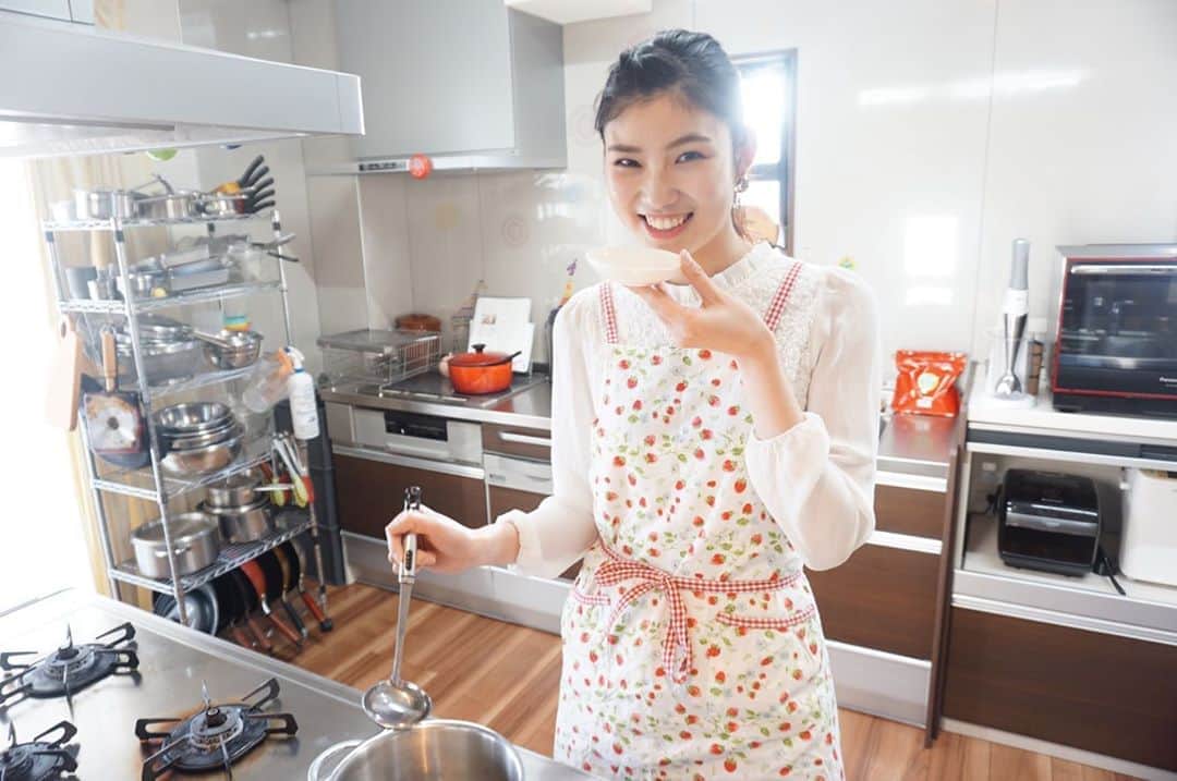 i_am_happpyのインスタグラム：「. . . 6月もそろそろ終わるよ日曜日🏡 雨が続いてるね☔️みんなのところは大丈夫かな？ . ご飯食べてサザエさんも見終わって 週末の終わりを感じています🙋‍♀️ サザエさん今週もお疲れ様でした！ ねぇねぇ、みんなの好きなごはんは何？ 写真は料理教室での1枚☺️🍳 . #サザエさんついにpaypay化」