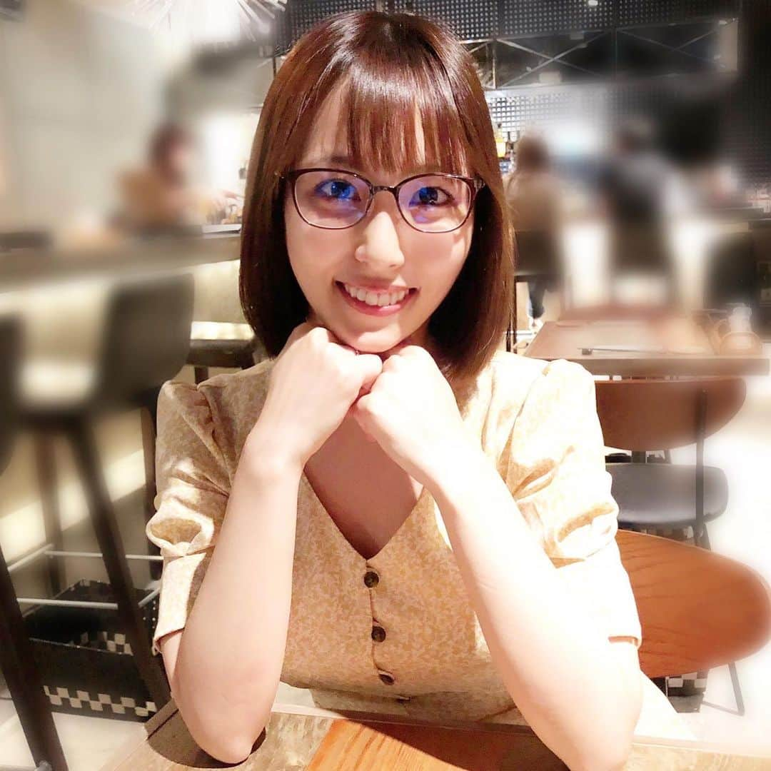 森田真理華さんのインスタグラム写真 - (森田真理華Instagram)「先日眼鏡を新調しました👓 度とサイズが合うって素晴らしい🥺（笑） 家族ご飯だったのですっぴん眼鏡×アプリ🙆‍♂️ . そして上半期最後のG1宝塚記念では クロノジェネシスが圧巻の走りを 見せてくれましたが皆さん楽しめましたかー？🕊. . 上半期のG1は牝馬の活躍が 目立ちましたね〜👒💕. . 秋にまたどんな競馬が観れるのか楽しみです！ 私はもちろん夏競馬も追いかけます🏇 . #宝塚記念#阪神競馬場 #クロノジェネシス#牝馬 #G1#競馬#眼鏡#タートピッ #夏競馬#眼鏡女子」6月28日 19時21分 - marika__morita