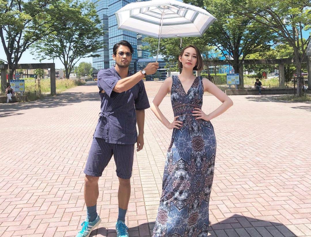 藤本奈月のインスタグラム：「とある撮影でのひとこま。 海外行けば3か月で200万稼ぐスーパーモデルに日傘をさしてもらうスーパー待遇😂❤️w こちらの撮影も、近日発表のプロジェクトの一環。 モデルを目指す方達のモチベーションを底上げするべく立ち上がった私達の動きを楽しみにまっていてくださいね！ . . w/ @model_taku  direction / @taka_kelenntokyo」