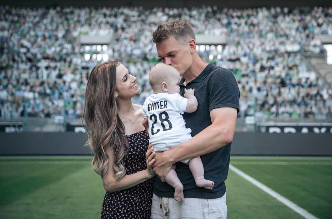 のインスタグラム：「Perfekter Saisonabschluss 👶🏼🎉🍻 🖤🤍💚」