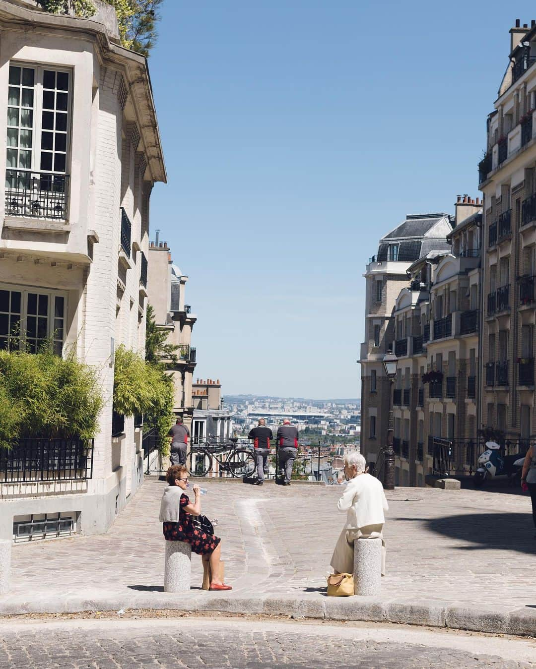 My Little Parisさんのインスタグラム写真 - (My Little ParisInstagram)「Cette semaine, réunion au sommet. On vous laisse imaginer l’ordre du jour. 🇬🇧: Summit meeting. Take a guess at the agenda. (📸 @hands.studio_)」6月28日 19時31分 - mylittleparis