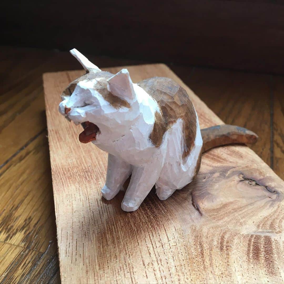 yamanekoのインスタグラム：「ふわーーーい  @qedstorecafe1987  名古屋のねこねこ展12は7月3日から8月16日までです。まだまだ大変な状況ではありますが、猫の魔法で早く収束しますように！あくびのこの子も応援にニャゴヤに行きますよ！  #ねこねこ展12 #qedstoreandcafe #ねこ#猫#ねこ部#猫彫り#猫あくび#バンナイリョウジ#cat#catstagram #catsofinstagram  #sculpture #woodsculpture #woodworking #catsculpture #ryojibannai」