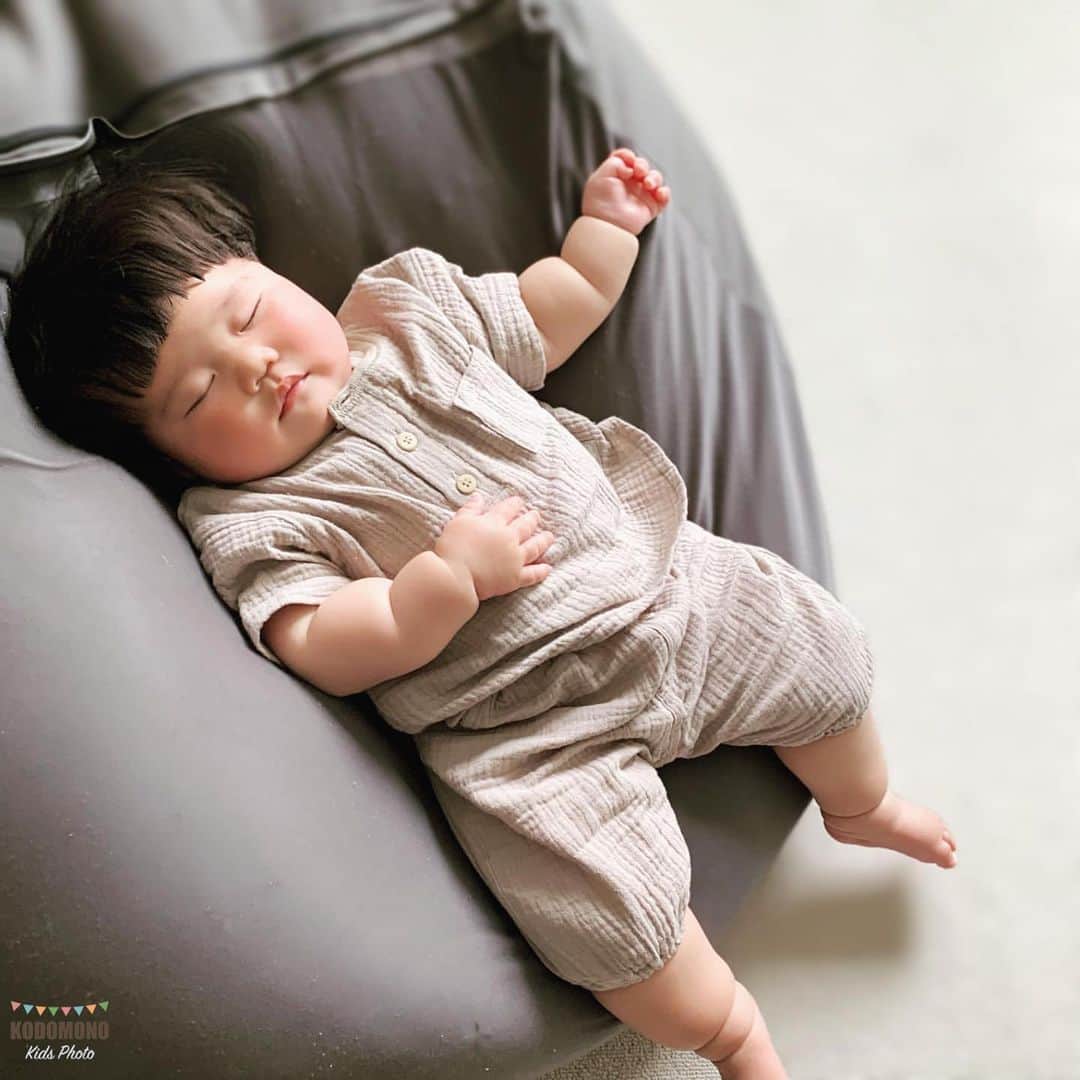 コドモノ！写真部さんのインスタグラム写真 - (コドモノ！写真部Instagram)「🕊💕 今回ご紹介するのは @tomoa.jp さんの投稿です。 . ▽ むっちりさんの朝寝。 △ . ついぷにぷにと触りたくなる可愛さですね❤︎ . @tomoa.jp さん「#コドモノ」のハッシュタグ付けありがとうございました。 . お子様のカワイイ姿、面白い瞬間、なんとも言えない表情などなど毎日募集中！@kodomono_photoをフォローの上、#コドモノ をつけて投稿してください💕 素敵な写真や動画はコドモノ！写真部がフィーチャーさせていただきます。 . 🍼画像や動画は投稿者様に許諾を得てコドモノ！写真部に掲載しています。ご本人以外の無断転載はお控えください。 . ▼▽▼投稿毎日募集中▼▽▼ . #女の子ベビー #babygirl #赤ちゃんのいる生活 #赤ちゃんのいる暮らし #0歳 #赤ちゃん #むちむち #むっちり #寝顔 #癒し #朝寝」6月28日 19時35分 - kodomono_photo
