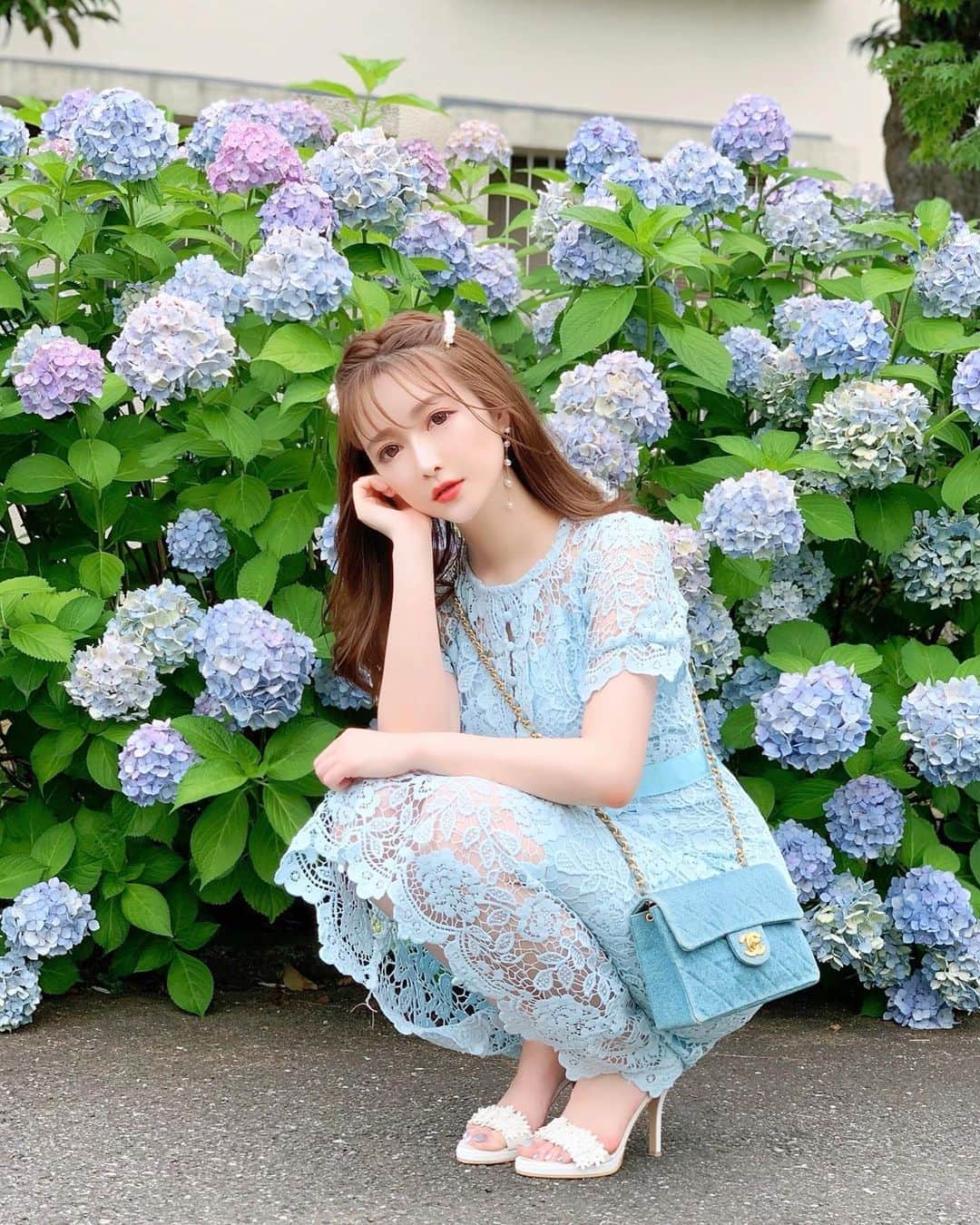 のインスタグラム：「✔︎ 𝑅𝑎𝑖𝑛𝑦 𝑆𝑢𝑛𝑑𝑎𝑦...☂️ ・ こたBabyとお散歩中に見つけた紫陽花。 6月も終わりを迎えますが 駆け込みで見られて良かったなぁ✨ ・ こたBabyも私も紫陽花コーデで挑みました✔︎ 紫陽花には一切興味なし！ クン活に夢中のこたBabyには 少し我慢してもらってパシャリ頂きましたよ🐶 ・ 蒸し蒸し暑い日でしたが 今年もこたBabyとの思い出がまたひとつ増えて 幸せ満開です🌼 ・ ここの紫陽花は酸性とアルカリ性が 混ざった土なのかな？ ミックスされたカラーがとっても可愛かったです😌💜 ・ ・ #紫陽花#あじさい#紫陽花祭り #ajisai #ふわもこわんこ#こたbaby #水色コーデ#ブルーコーデ#レースワンピース#diana#ダイアナ#ReLaDya#リラディア #ヘアピンアレンジ #シースルーバング」