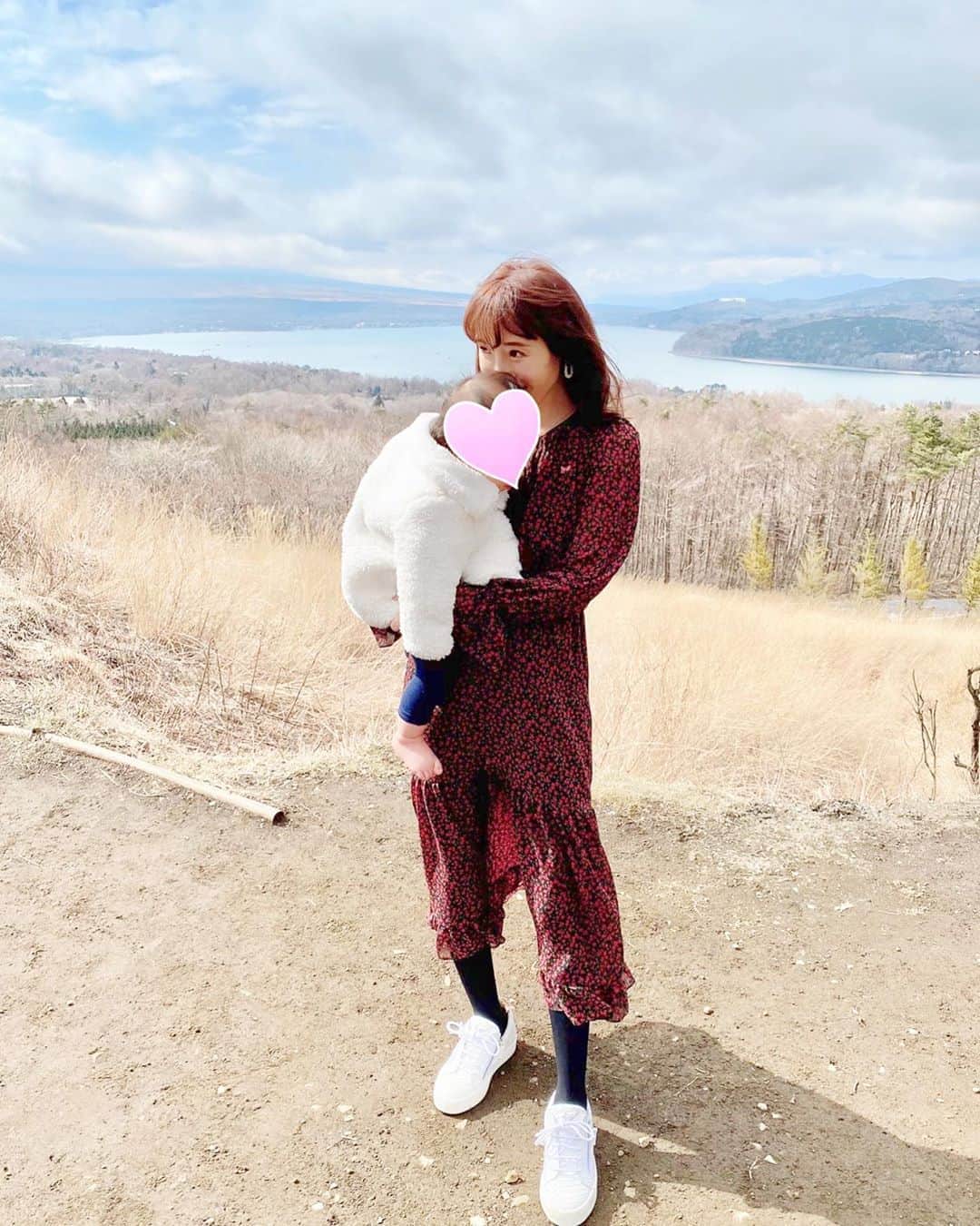 小林真由のインスタグラム：「冬に行った山中湖の帰り道に﻿一瞬降り立った絶景スポット🥺﻿ ﻿ ﻿ 気づけば妊娠9ヶ月🤰🏼﻿ ネットを漁るも出産の準備をあまりしてなくて﻿ むしろ何が必要なのか整理から始めるところです😂﻿ お腹だけがどんどん大きくなってゆく〜🙈﻿ ﻿ すでにきっとどうにかなるという2人目あるある🙇‍♂️﻿ 真っ先に必要なのはベビーベッドかな。﻿悩む..🛌﻿ ﻿ ﻿  #ファッション #コーデ #ママコーデ #女の子ママ #ママライフ #マタニティ #マタニティライフ #妊婦 #妊婦コーデ #マタニティコーデ #妊娠9ヶ月 #第二子妊娠中 #コーディネート #山中湖 #旅行 #子連れ旅行 #国内旅行 #coordinate #fashion ﻿」