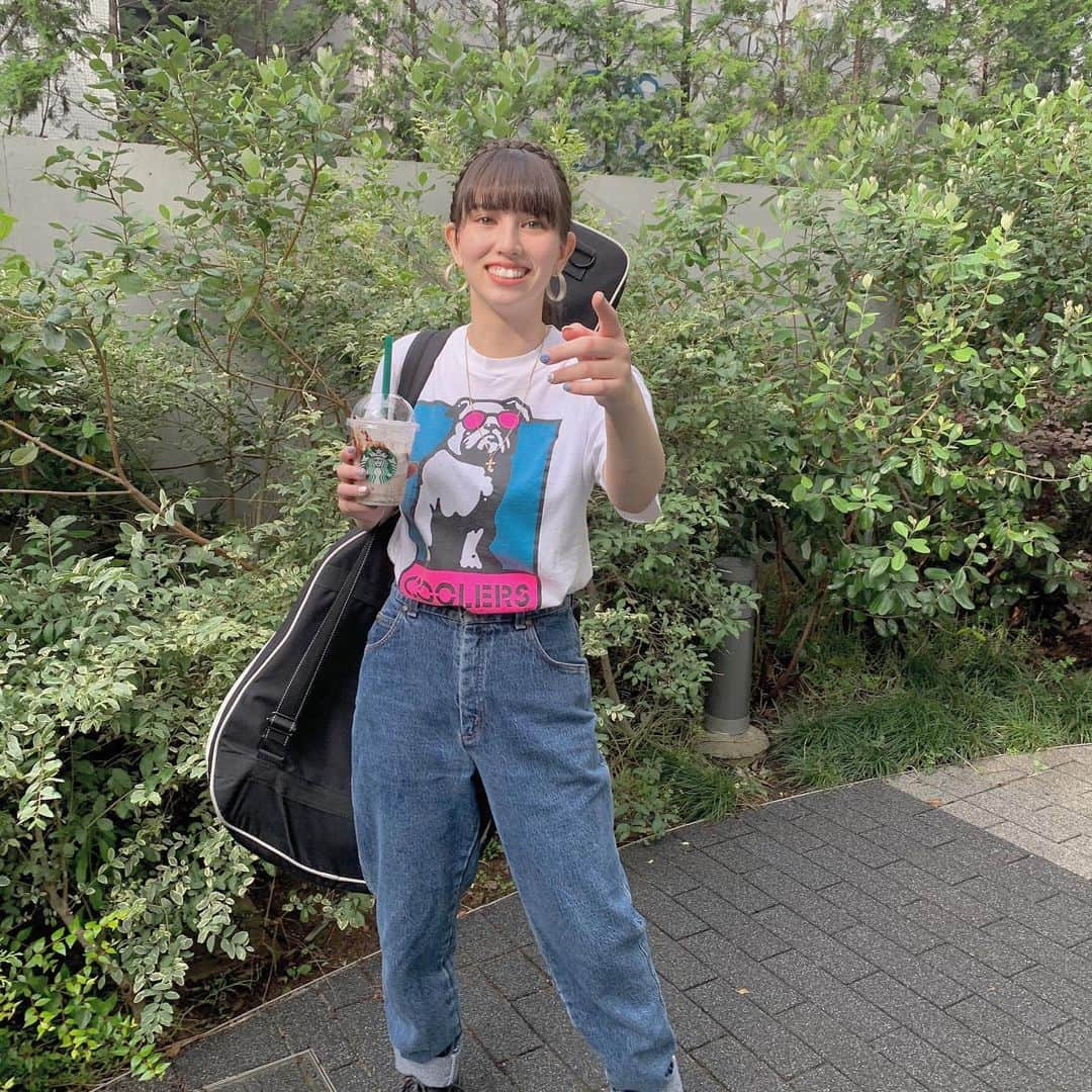 Annaさんのインスタグラム写真 - (AnnaInstagram)「この可愛すぎるTシャツ🥺 今年のお気に入りNo. 1Tシャツ決定なんですが🥺🥺🥺 * ちなみに緑溢れる場所で、蚊も溢れてまして、撮ってくれてるマネージャーさんの近くにいる！っていってる写真。 そして逃げ惑うマネージャーさん見て笑うあたし。 #今日のライブ配信ありがとうございました　#古着Tシャツ #デニムも古着だ　#はぁん可愛い　#そして久々のスタバうんめえ」6月28日 19時50分 - anna_mysticeyes