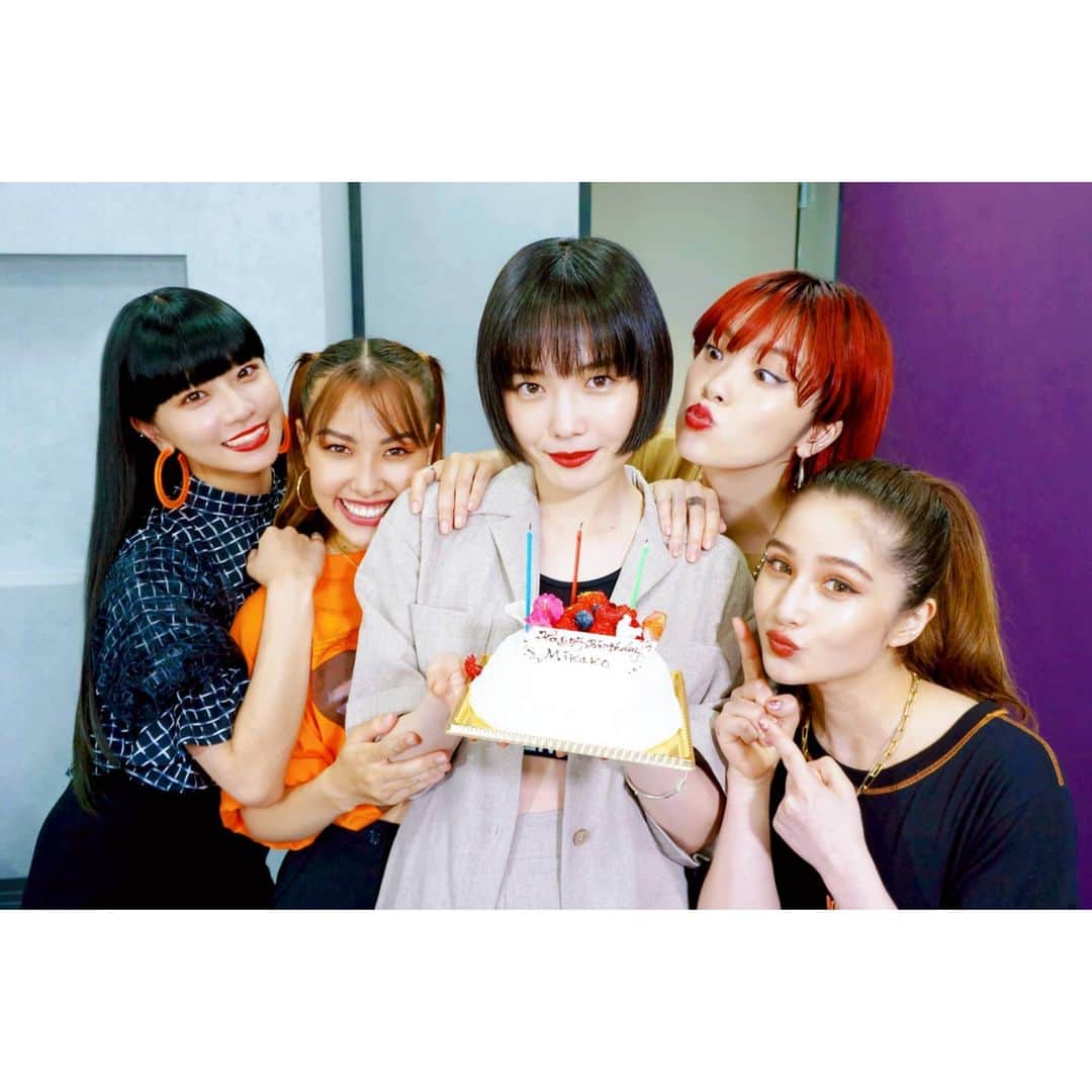 M-ON! MUSIC｜エムオンミュージックのインスタグラム：「﻿﻿ Mikako の誕生日を﻿ みんなでお祝い🎉﻿ ﻿ #Rewrapped﻿﻿﻿﻿ #FAKY @fakyjp﻿﻿﻿﻿ #LilFang @lilfang_faky﻿﻿﻿﻿ #Taki @taki_faky﻿﻿﻿﻿ #Akina @akina_faky﻿﻿﻿﻿ #Hina @hina_faky﻿﻿﻿﻿ #Mikako @mikako_faky」
