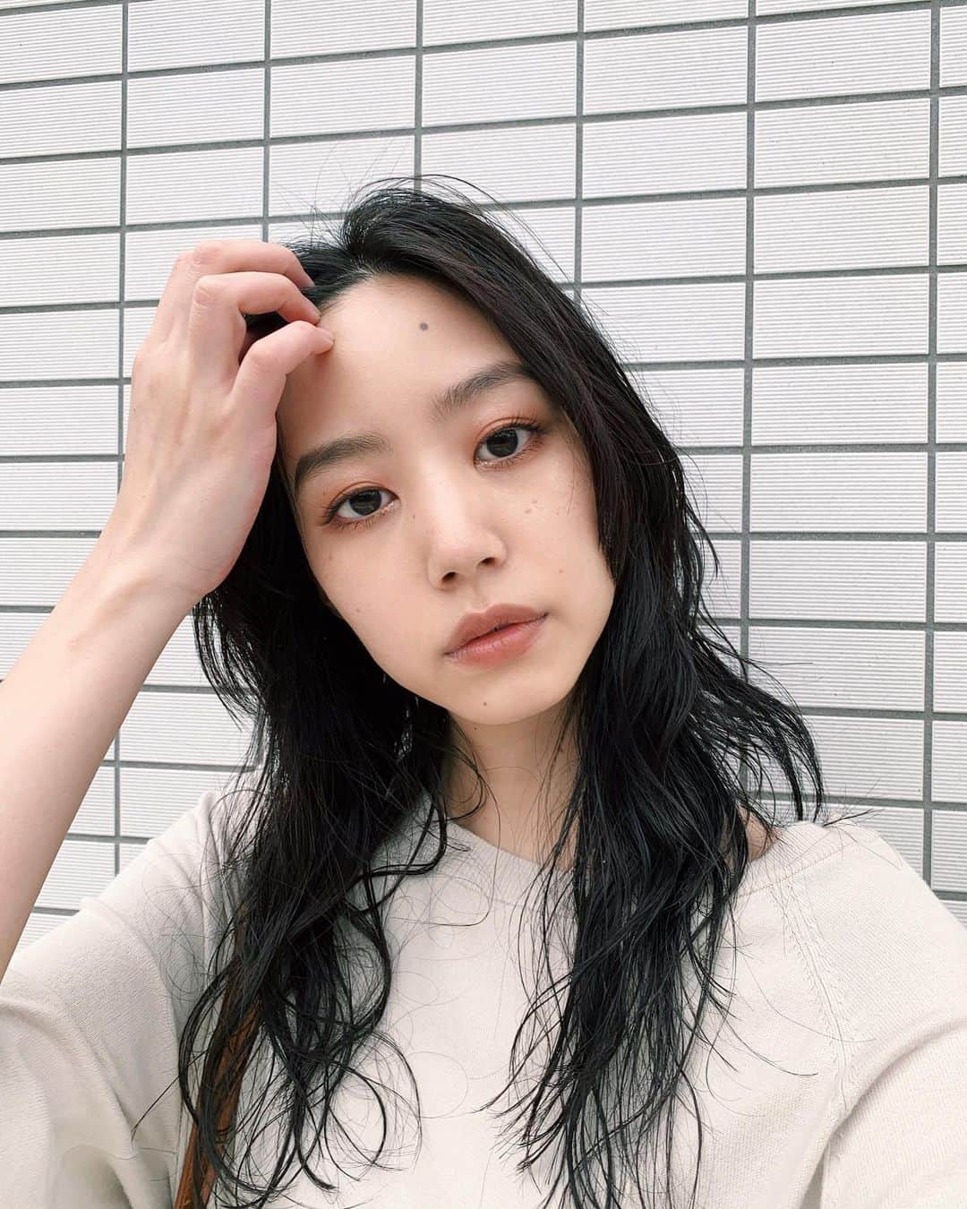 Shiho Sasakiのインスタグラム：「ひと通り髪が伸びて また切りたい衝動がじわじわ。。✂️ 季節の変わり目は髪型変えたくなるね💭 #hair」