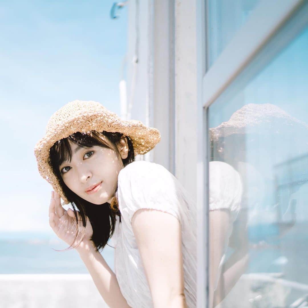 兼田日向子のインスタグラム：「🎐 映画じゃない 僕らの夏だ . . . 暑くなると毎年 ミセスの青と夏が聴きたくなる…♡ 最近の朝の一曲目です！🌞 . . . . .  #portrait #photography #model #instagood #instaphoto #japan #hayama#kamakura#Japanesegirl #ポートレート #ポートレートモデル #モデル #被写体 #作品撮り #黒髪女子 #カメラ女子 #カメラ好きな人と繋がりたい #ファインダー越しの私の世界 #写真好きな人と繋がりたい#サロモ#サロンモデル#ストレートヘア#麦わら帽子#逗子#森戸海岸#麦わら帽子コーデ#白ワンピ#海#砂浜」